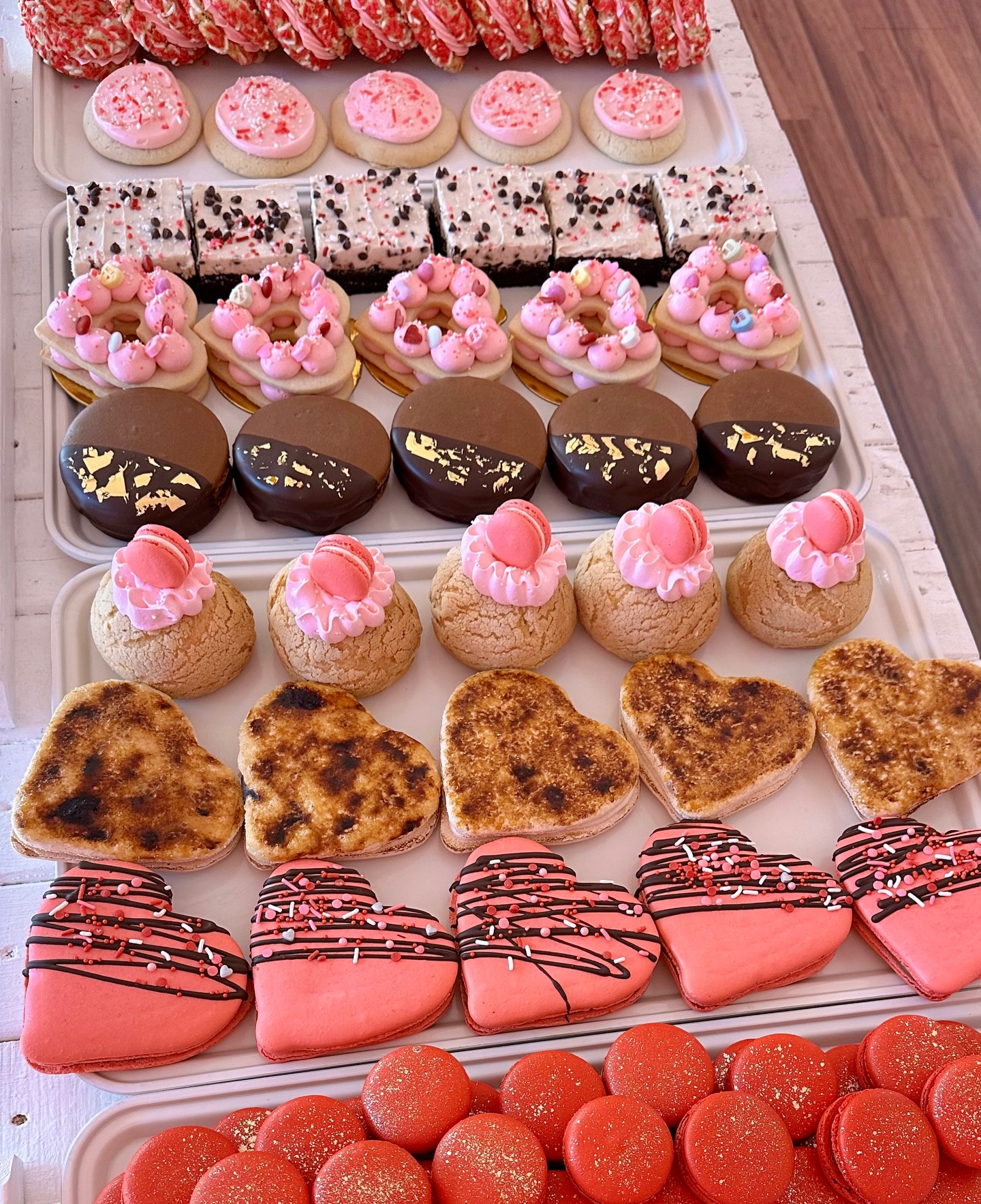 💋 𝐕𝐚𝐥𝐞𝐧𝐭𝐢𝐧𝐞’𝐬 𝐏𝐨𝐩 𝐔𝐩 ♥️ Join us at the Bakeshop Sat, Feb 14 from 10–1 for the sweetest celebration 🌹 From decadent chocolate treats to cookies, macarons & cream puffs, it’s a dessert lover’s dream. Full menu drops Wednesday 🥂