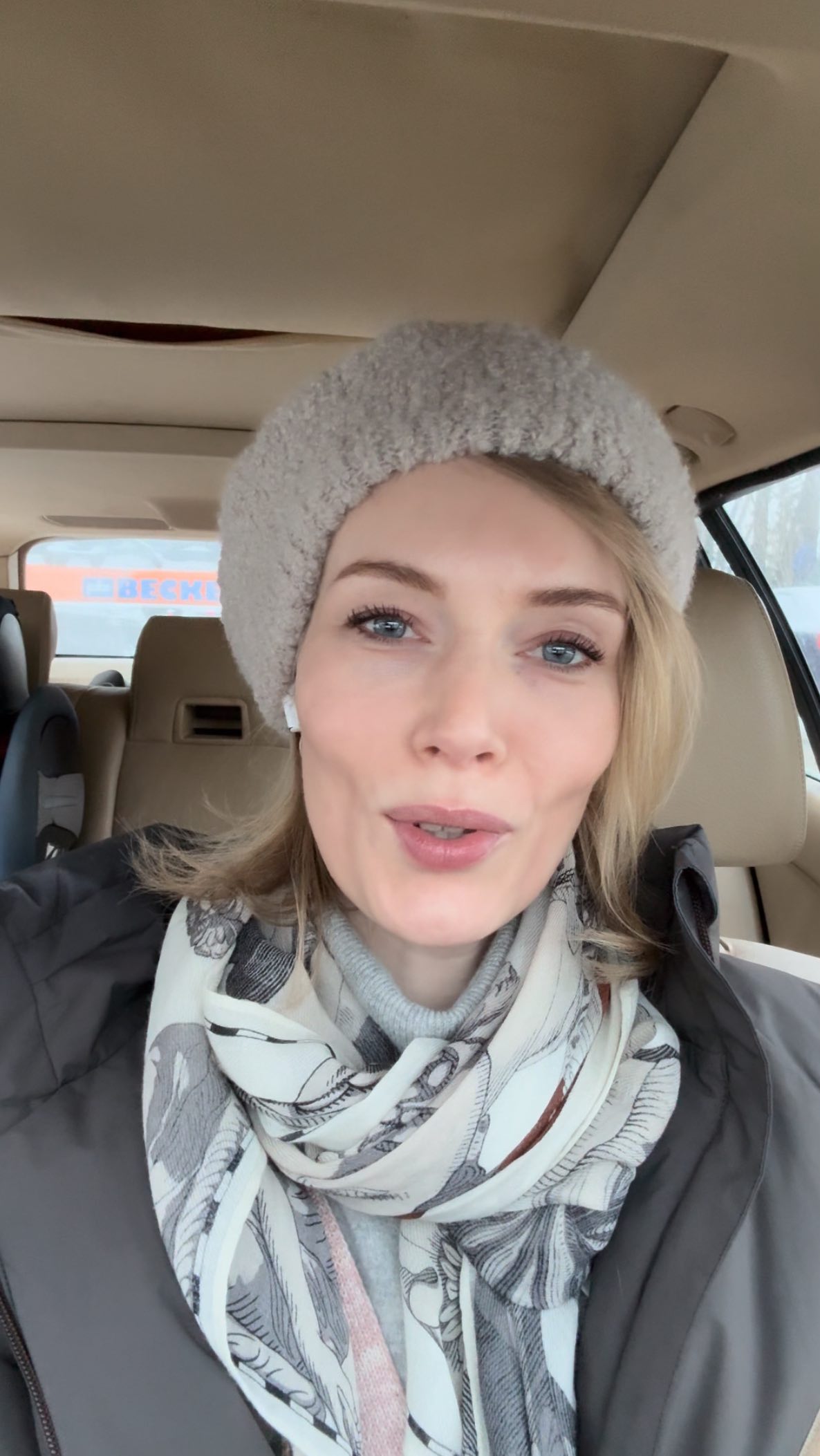 🤑 Qualität ≠ Teuer. Qualität = Stimmig.
Letzte Woche im Newsletter habe ich über Investitionen geschrieben – und die Reaktionen waren eindeutig: Das Thema bewegt.
Viele denken: “Gutes Design = viel Geld ausgeben.”
Aber das ist nicht die ganze Wahrheit.
Ich sehe oft Interiors, in denen sicherlich viel Geld steckt, aber keine Seele. Kein Ausdruck der Person, die dort lebt. Nur teure Anschaffungen.
Das ist aus meiner Sicht kein gutes Design.
Gutes Interior Design bedeutet: Du hast einen Plan. Deinen klaren Stil. Und Entscheidungen, die zu DIR passen, und zu deinem Budget.
Morgen gehe ich im Newsletter nochmal tiefer ins Thema: Was bedeutet Qualität wirklich? Wie erkennst du sie? Und wie gehst du konkret vor?
Melde dich jetzt für Interior Impulse an – Link in Bio. 💌
#interiordesignberlin #interiordesignerberlin #altbauberlin #quietluxuryhome #designphilosophy