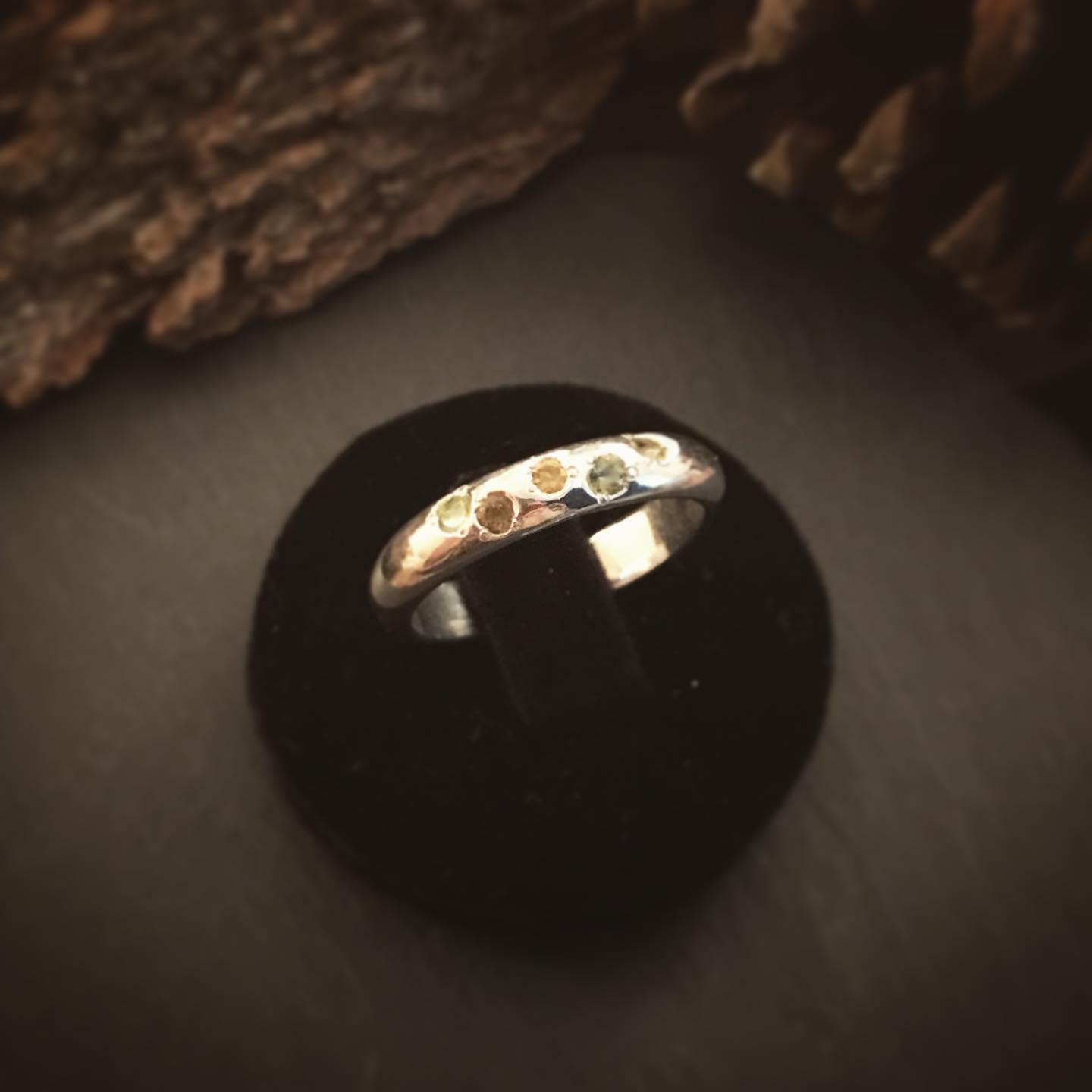 Nouvelle bague du couleurs de l’automne 🍁 anneau demi-jonc serti de tourmalines.
#artisane #bijouxcreateur #automnvibes #ring #handmadejewelry #handmadewithlove #loireatlantique #presquilguerandaise #labaule #cadeaux #tourmaline