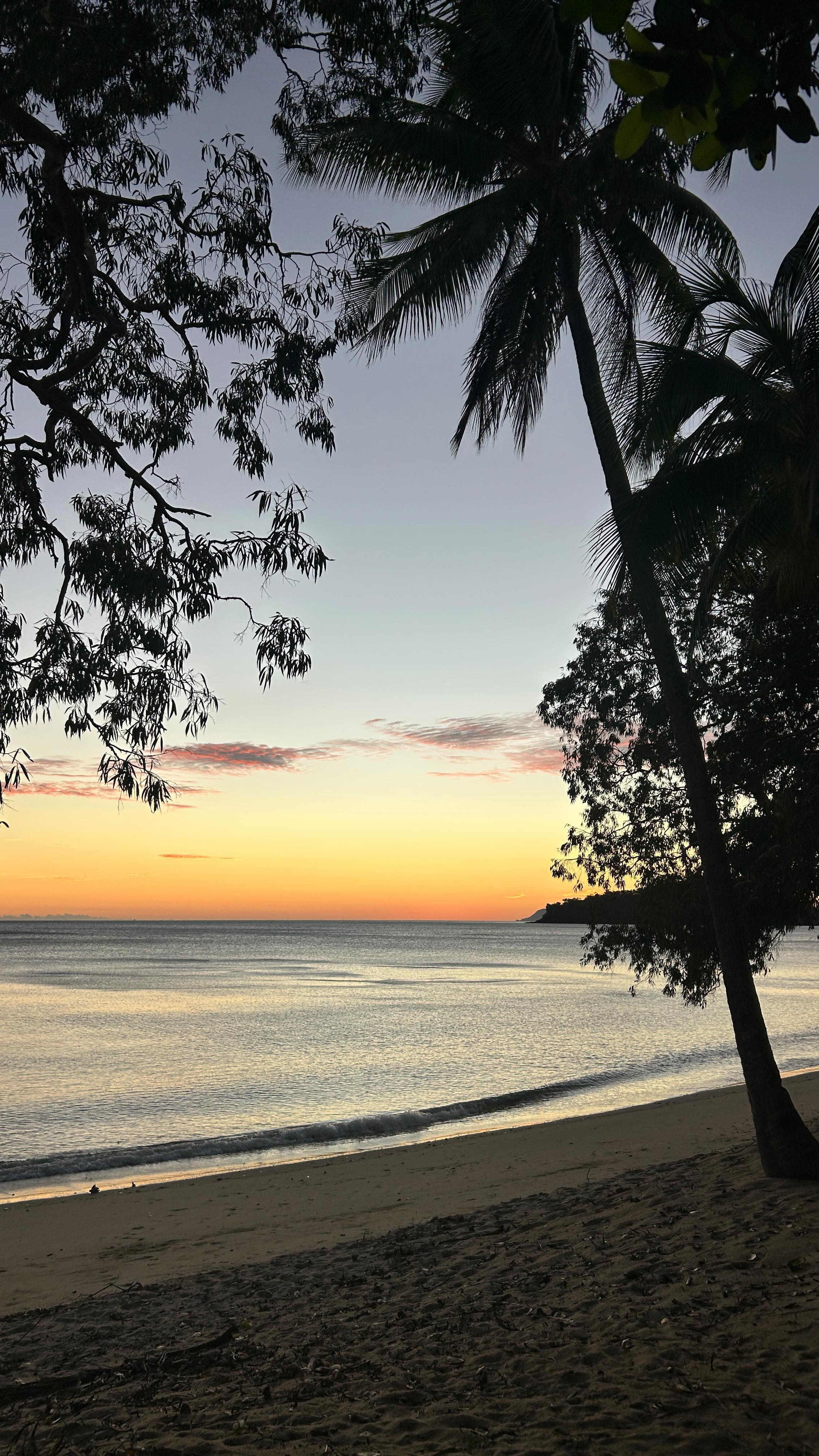 Mistake #2 I made training for my first half marathon 👇
I used to think fuelling during runs was something other people did.
Elite athletes. Fast runners. People who “needed it more than me.”
So I’d just tough it out and wonder why I felt flat, foggy, and wrecked after long runs 🙃
But, fuelling during training isn’t a weakness. It’s a performance tool.
Once runs creep past ~60–75 minutes, your fuel stores start to run low.
Topping them up during the run helps you:
• maintain intensity
• recover better
• actually enjoy the session
• show up stronger for your next one
If your long runs feel harder than they should, it might not be your fitness, it might be your fuelling.
Stay tuned for mistake 3 👀
(or save this for your next long run)
#sportsdietitian #dietitian #fuelforperformance #runnutrition