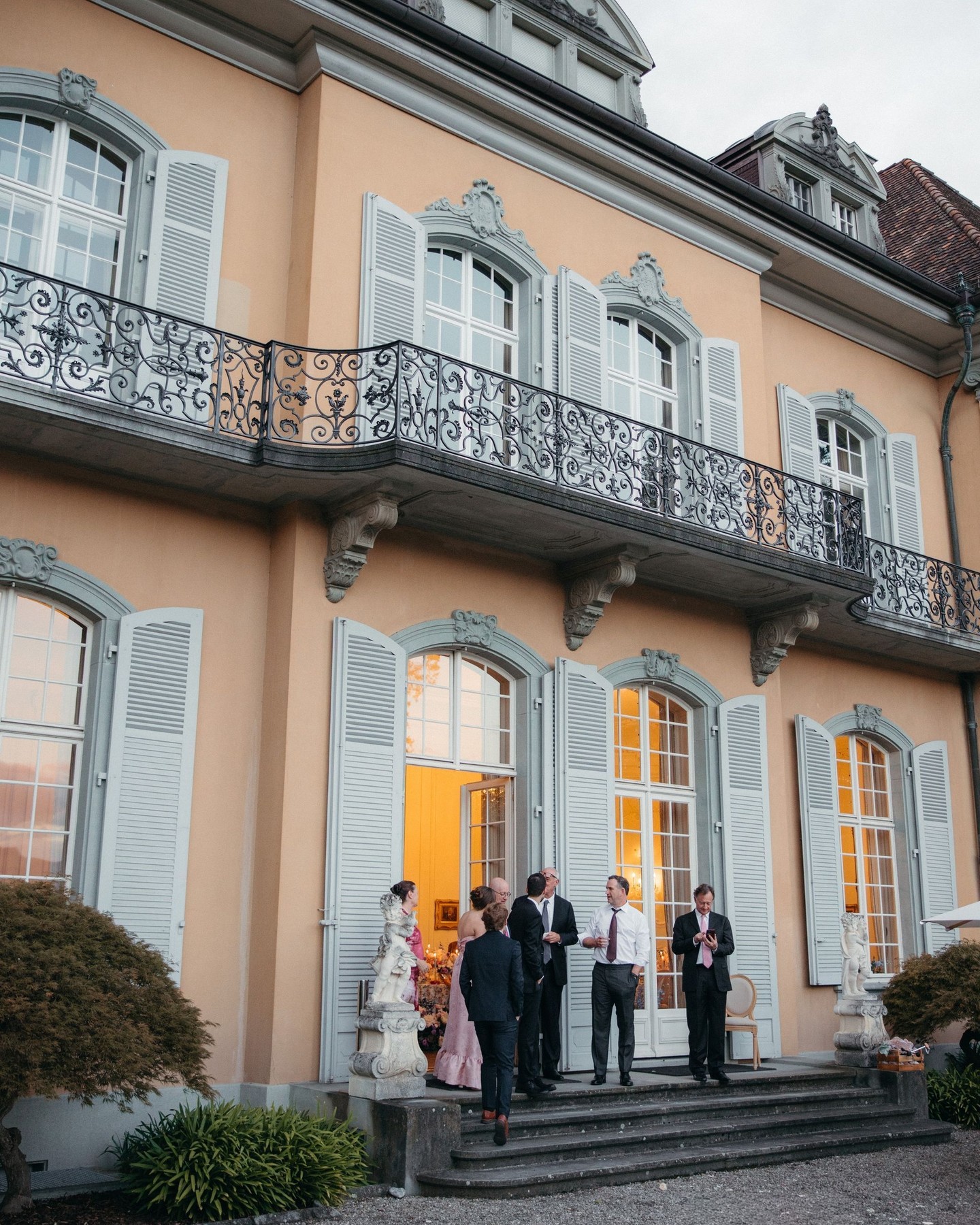 A place becomes meaningful
when it witnesses love.
When it holds anticipation in the morning
and quiet happiness at night.
When walls echo laughter
and windows frame forever.
Every celebration leaves a trace.
Not only in photographs,
but in the soul of a space.
Which places feel like home to you?
Wedding Planning & Design, Conception: @gaeadesignevents
Behind the scenes photographer and reel-creator: @elianocd
Photographer: @anaketephoto
Hair & Make-up: @margueritegebmakeup
Catering: @rohundnobelChairs: @hussenzauber
Location: @st_charles_hall
#WeddingStars #GuestsMakeItSpecial #LoveInAttendance #CelebratingWithYou #JoyfulMoments #DanceFloorMagic #HeartfeltToasts #WeddingCheers #GuestsOfHonor #LoveInEveryDetail #MemorableCelebration #ThankYouForBeingHere #CherishedMoments #WeddingMagic #CheersToLove #MakingMemories #GuestsBringJoy #LoveInFullBloom #WeddingVibes #SpecialCelebration #FriendsAndFamily #GratefulHeart #WeddingJoy #RaiseAGlass #CelebratingLove #HappyHeart #GuestsAddMagic #ForeverThankful