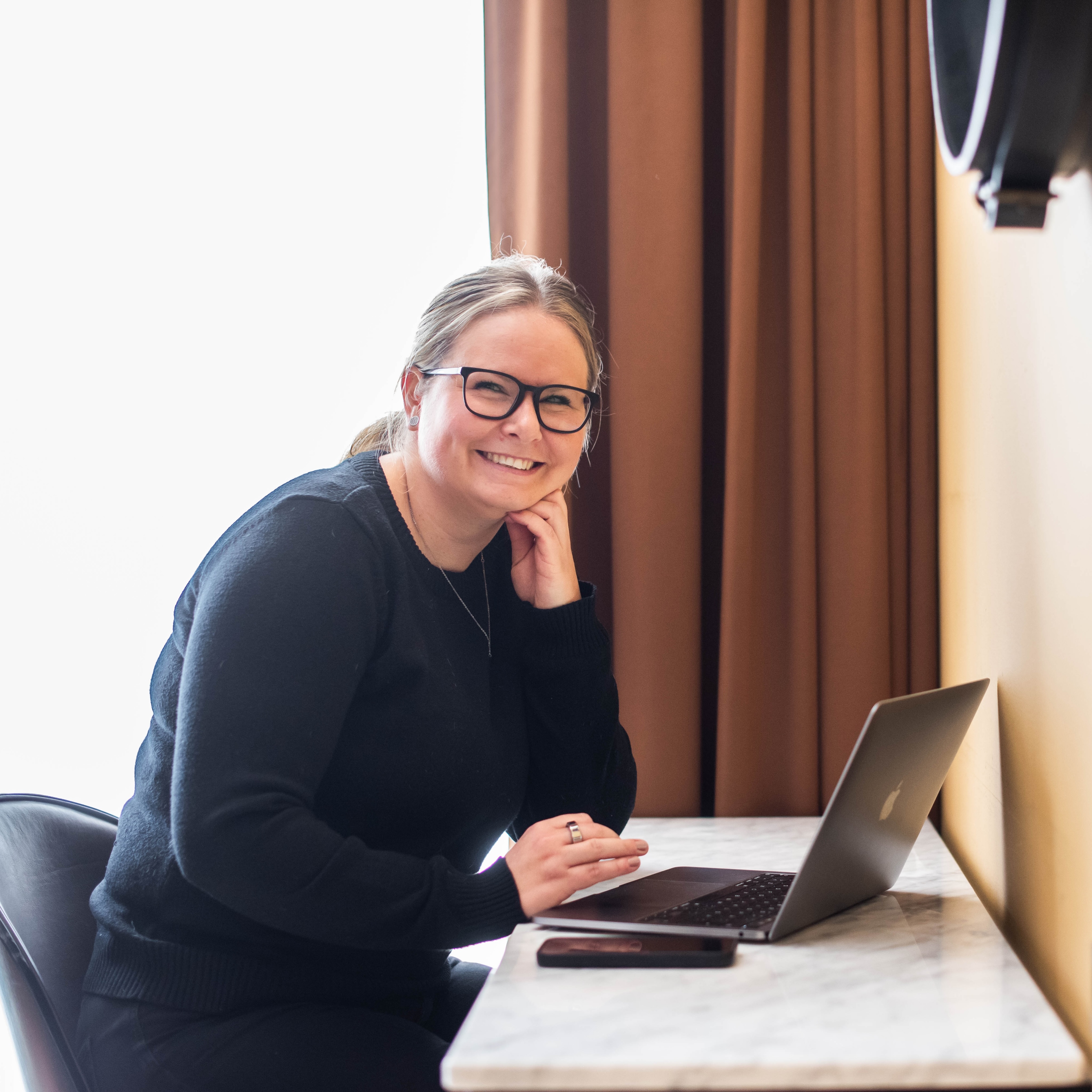 Hur är det att jobba med mig? 🙋🏼♀️
För mig är det viktigt med ett nära samarbete och en god kommunikation oavsett vad det är för tjänst vi samarbetar med.
För att jag som designer ska kunna göra ett så bra jobb som möjligt krävs att jag får känna dig och ditt företag samt dina värderingar.
Men du får inte bara en designer som grottar ner sig i ditt företag du får också en peppande och erfaren kollega.
Jag brinner för att skapa starka personliga och unika visuella varumärken. Och vill gärna hjälpa just DIG att sticka ut i mängden. 🍀
#designer #branddesigner #visuellkommunikation #varumärkesbyggande #varumärke #grafiskdesign #grafiskdesigner #grafiskprofil #visuellidentitet #logga #logodesigner #brandidentity #branding #varumärkesstrateg #varumärkesdesign #coach #coacher #företagsutveckling