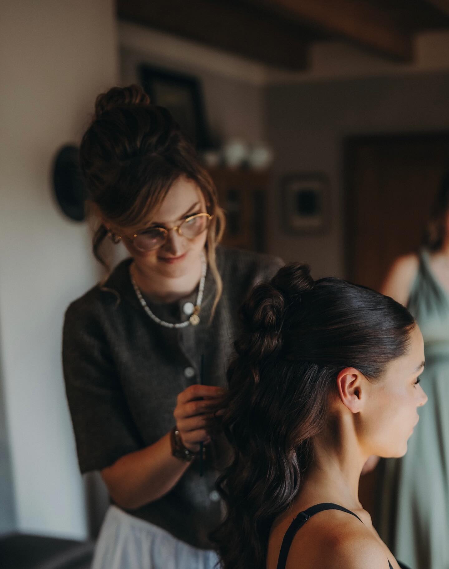 𝘔𝘦𝘩𝘳 𝘢𝘭𝘴 𝘯𝘶𝘳 𝘍𝘪𝘯𝘪𝘴𝘩𝘪𝘯𝘨 𝘛𝘰𝘶𝘤𝘩𝘦𝘴 ✨
– 𝘥𝘦𝘪𝘯 𝘨𝘢𝘯𝘻 𝘣𝘦𝘴𝘰𝘯𝘥𝘦𝘳𝘦𝘳 𝘔𝘰𝘮𝘦𝘯𝘵
Wir sind an deiner Seite für die finalen Handgriffe , die dich nicht nur optisch vollenden, sondern dir
auch ein sicheres, schönes Gefühl geben Denn für uns zählt nicht nur dein Look, sondern dein Strahlen - in voller Ruhe, voller Vorfreude, ganz du selbst 🤍🪞🫶
📍Mobil vor Ort, wo du uns brauchst - ob Zuhause, im Hotel oder an deiner Hochzeitslocation 🏠
📅 Termine samstags & für Eventstylings auf Anfrage - individuell auf dich abgestimmt 🫶
📸 @kathitasser
💇🏽♀️ @hairandmakeupbyveronika