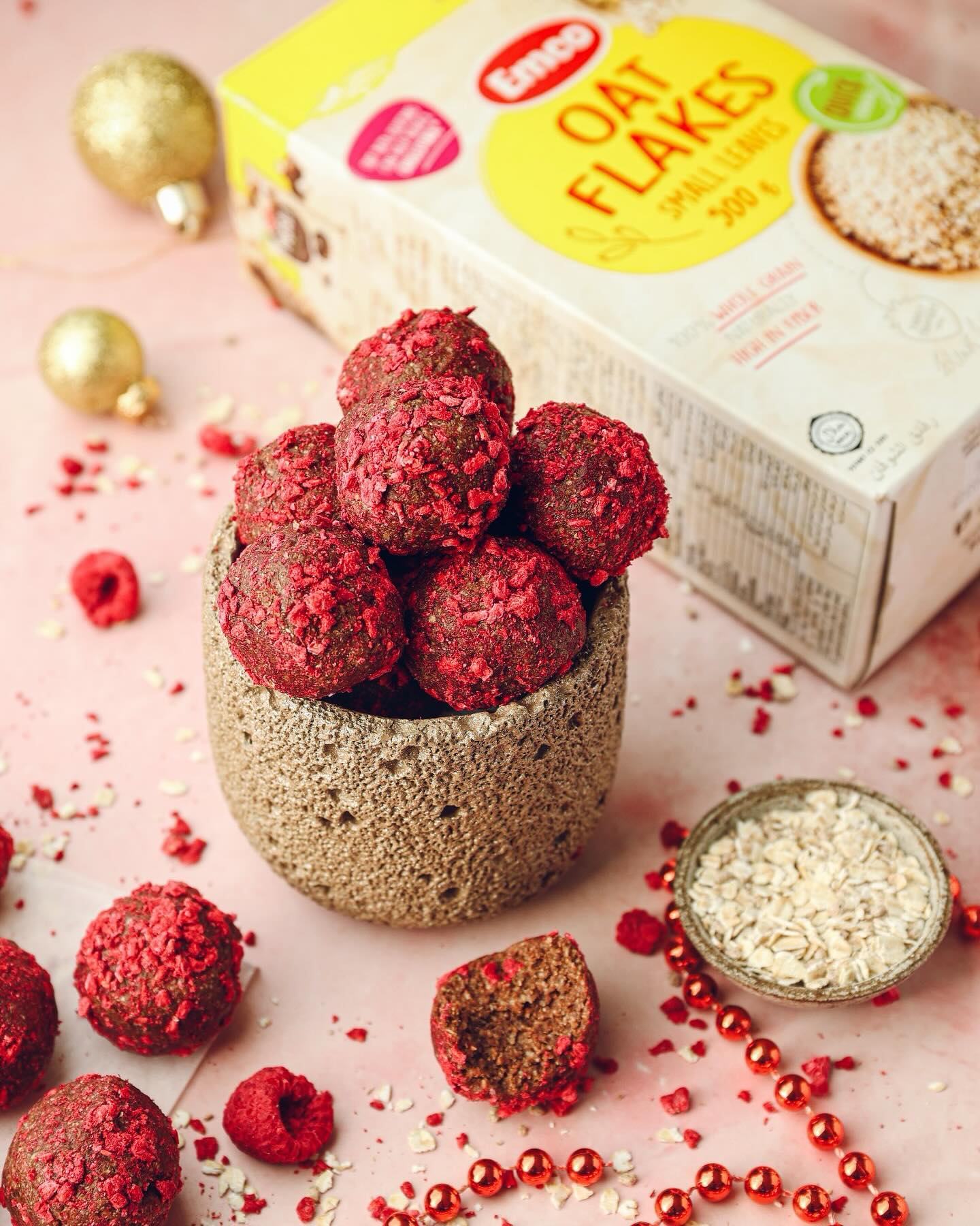 ✨ Can you believe it? Christmas is just around the corner, and we have a great tip to sweeten it up the healthier way! These delicious oat bites, coated in dried raspberries, prove that our Emco oat flakes aren’t just for porridge – they’re perfect for holiday baking too ❤️
What treats are you planning to bake this Christmas? Share your ideas with us! 🎄👇
#emco#emcoglobal#december#christmas#baking#oatflakes