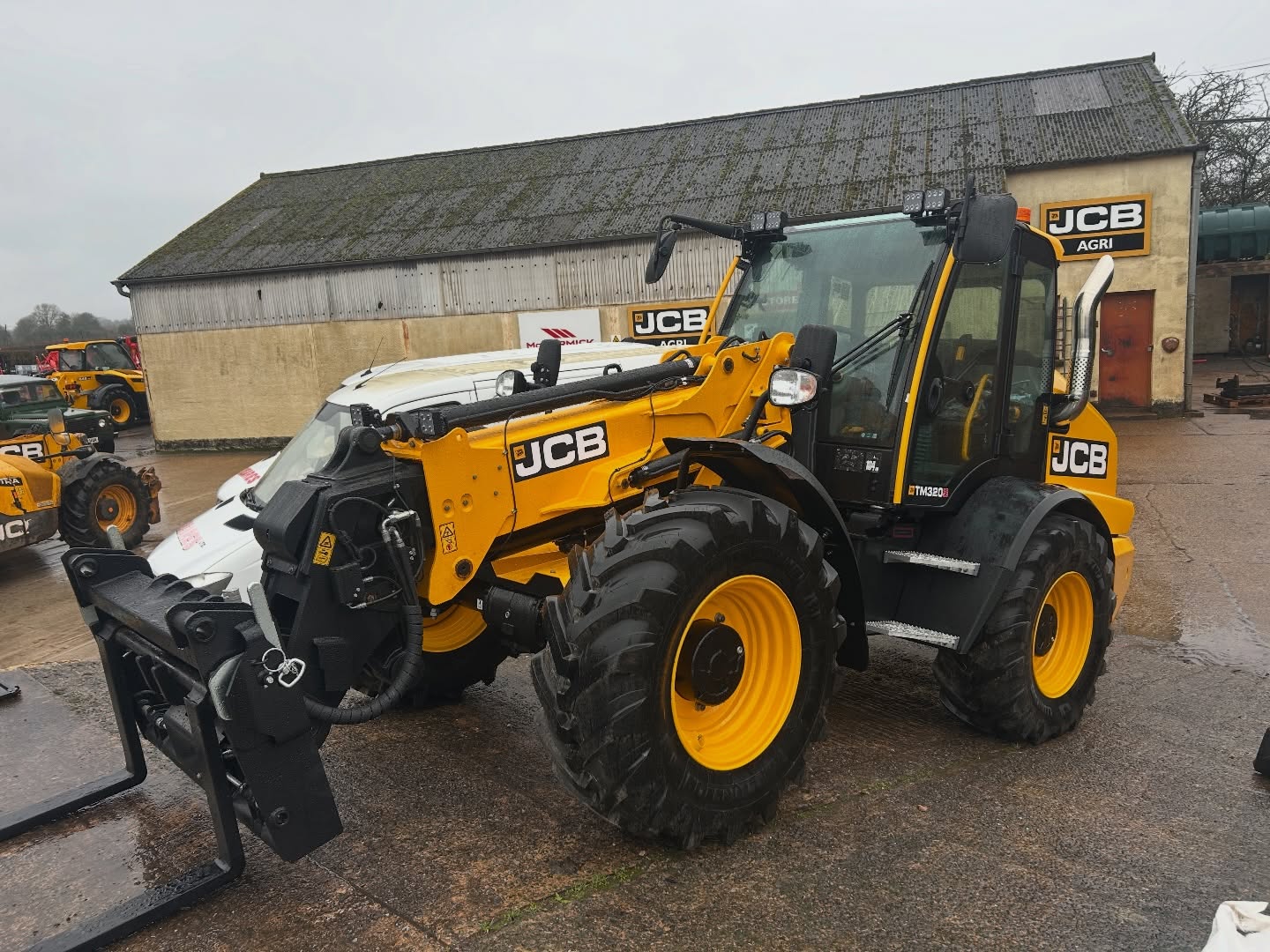 Did you know that Auto greasing is available on every machine ⁉️
This new @jcbagriculture TM320s was delivered last week equipped with a fully automatic greasing system .
Also specced with the Pro Pack for extra comfort 🥇
Thanks for the continued business and support 🤝
#Beares #jcb #tm320s #builtinbritain #agri