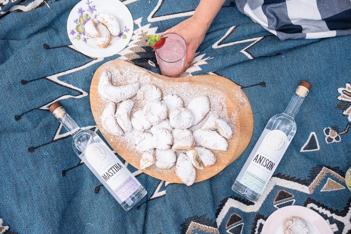 In Greece, Christmas isn’t complete without sweets like Mamoulia and Kourabiedes.
This year, we’ve infused these festive favourites with the flavours of Mastiha and Anison for a unique twist!
.
.
.
.
.
.
#macedondistillery #anison #daylesfordmacedonranges #daylesfordmacedonlife #macedonranges #macedonrangesfoodies #melbournefoodies #macedon #romsey #lancefield #melbournebartender #melbournecocktails