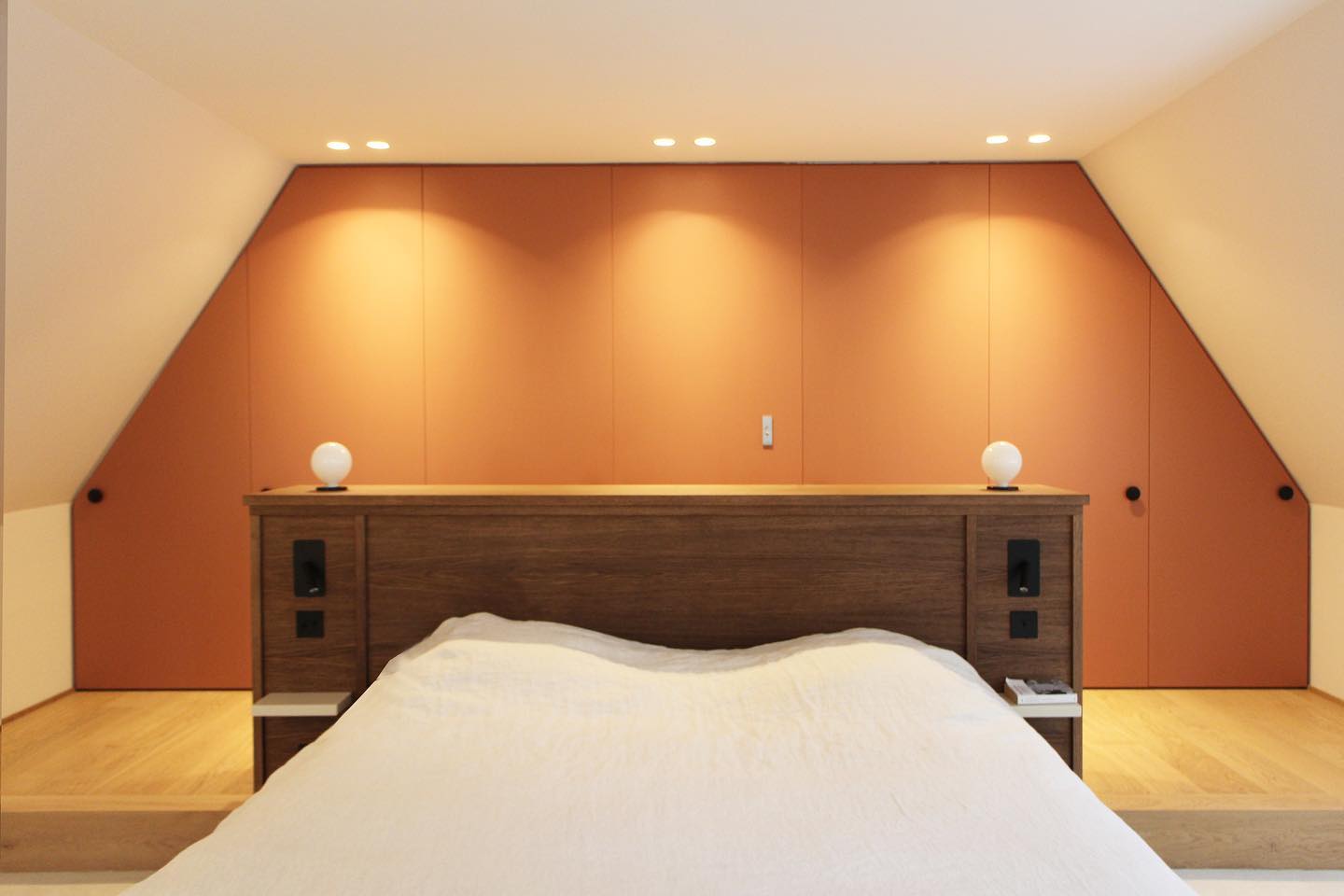 Tête de lit sur mesure en bois, dressing sur mesure, moquette moelleuse pour les pieds et surtout de l’espace dans cette belle chambre parentale.
#architectureinterieure #têtedelit #surmesure
Et tout ça rendu possible grâce à confiance de S&G