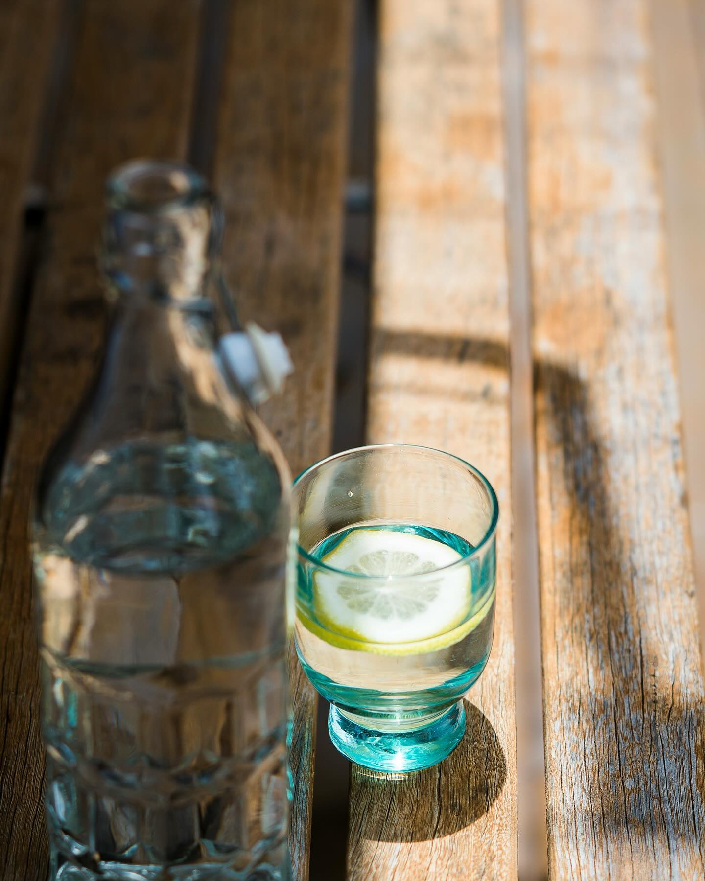 💦 Wasser ist die Quelle des Lebens
Wir bestehen 75% aus Wasser, im Hirn sind es sogar 90% 🤯
Es übernimmt viele lebenswichtige Funktionen: Entschlackung, Transport von Mineralstoffen und Spurenelementen, beseitigt Abbauprodukte und reguliert die Körpertemperatur. Plus schenkt es uns eine Menge Energie!
In meinem Workshop Yoga & Kinesiologie habe ich dies am eigenen Muskeltest erfahren 🤓 Es war NICHT der Tee, das Redbull, die Limo oder das Mineralwasser sondern einfach normales STILLES Wasser, was mir die nötige Kraft und Stabilität im Muskel gab 💪🏻
Neben Sauerstoff ist Wasser das wichtigste Element für unseren Körper ✨
Starte den Tag mit einem grossen Glas und trinke mind. 1.5 bis 2 Liter täglich davon und du spürst, wie deine Energie fliesst 😉
➡️ Möchtest du mehr dazu erfahren? Oder mehr zur Anwendung der Kinesiologie im Yoga? Ich freue mich auf deine Nachricht 🙏🏻
#ernährung #ernährungsberatung #ernährungsberatungzürich #psychologie #essen #trinken #wasser #kinesiologie #yoga #energie #kraft #wohlfühlen #gewicht #balance #gesundeernährung #ikp #ausbildung #ganzheitlich