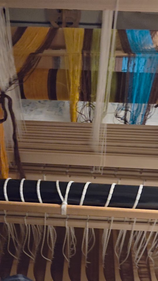 🤗 starting the day off with some therapy!
#sunriselodgefiberstudio #weaversofinstagram #weaving #threading #heddles