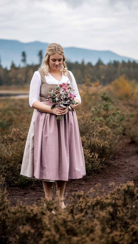 Warum der Braut-Ponytail die perfekte Option für deine Hochzeitsfrisur sein könnte? 💍✨
Der Braut-Ponytail ist die perfekte Balance zwischen elegant und modern: Du kannst dein wunderschönes langes Haar zur Geltung bringen, ohne es komplett offen zu tragen 🫶
Perfekt für Bräute, die sich eine Alternative zum klassischen Dutt wünschen, aber dennoch eine raffinierte und stilvolle Frisur bevorzugen 🤍
Dieses Jahr ein absoluter Trendsetter, bietet der Braut-Ponytail die ideale Mischung aus locker und dennoch festlich – ganz gleich, ob du eine Boho-Hochzeit planst oder einen glamourösen Look bevorzugst. Der Zopf ist wandelbar, lässt sich mit Haarschmuck oder sanften Wellen aufpeppen und sorgt dafür, dass dein Styling den ganzen Tag und die ganze Nacht über perfekt sitzt. 💫
Wäre das eine Option für dich? Lass dich inspirieren und finde heraus, wie dieser Trend auch deinen großen Tag zu etwas ganz Besonderem machen könnte! 👰♀️✨
#BridalMakeup #NaturalGlam #Brautstrahlen
#SchimmerndeAugen #FreshBride Braut2024
MakeUpArtist GlowyBride NatürlichSchön
WeddingMakeup Schulungserfolg Hochzeitsbeauty
Brautlook HollywoodMakeup GlamLook
BridalStylist
Brautstyling BridalHair MakeupArtist
WeddingMakeup AestheticHair HairAndMakeup
GlamStylist Brautfrisur WeddingStylist
Hochzeitsfrisur GlowyMakeup ModernBride
MakeupGoals FlawlessLook