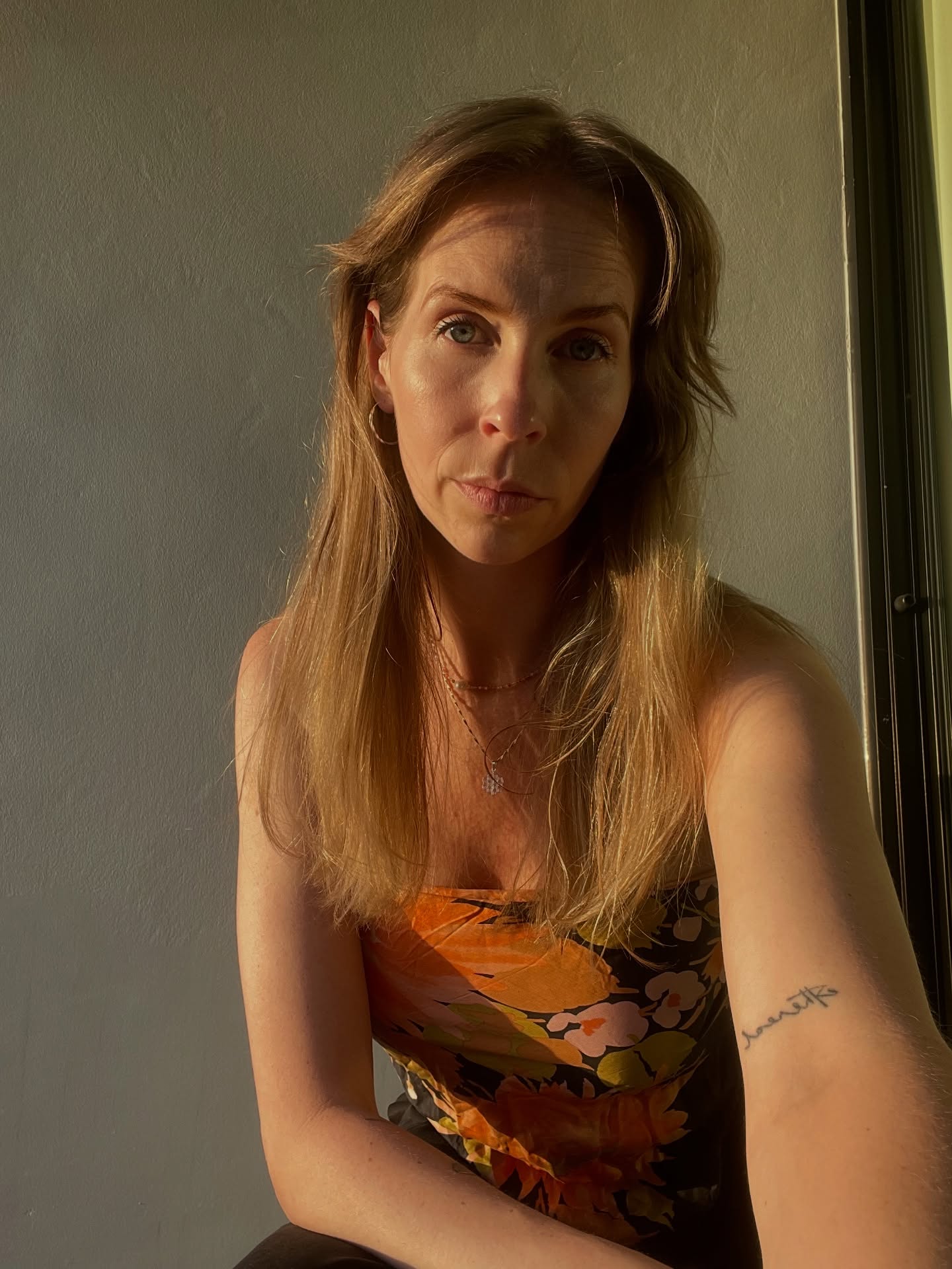 ~ well fed and well rested 🤍
mellom hvilepuls og myke feriedager, kom også sårhet, stivhet og smerte i korsryggen. er det ikke ironisk? så snart vi tillater oss å slappe av - virkelig slappe av, så stiller kroppen sine krav. den trenger å bli hørt.
det har til tider kjentes som en skikkelig drakamp mellom smerte og tilstedeværelse, hvor den viktigste lærdommen har vært å forsøke å la begge deler få sameksistere.
jeg har tidligere følt at smerter, fysiske og psykiske, er noe som kutter meg av fra omverdenen. at det er best at jeg fjerner meg selv mens jeg er «nede», og kommer tilbake igjen først når ting er bedre.
men kanskje er det omvendt: kanskje er det nettopp dette som knytter oss sammen? vi føler jo alle smerte, i ulik grad og på ulike måter. kan vi tåle hverandre når vi har det vondt, akkurat som vi gjør når vi har det godt?