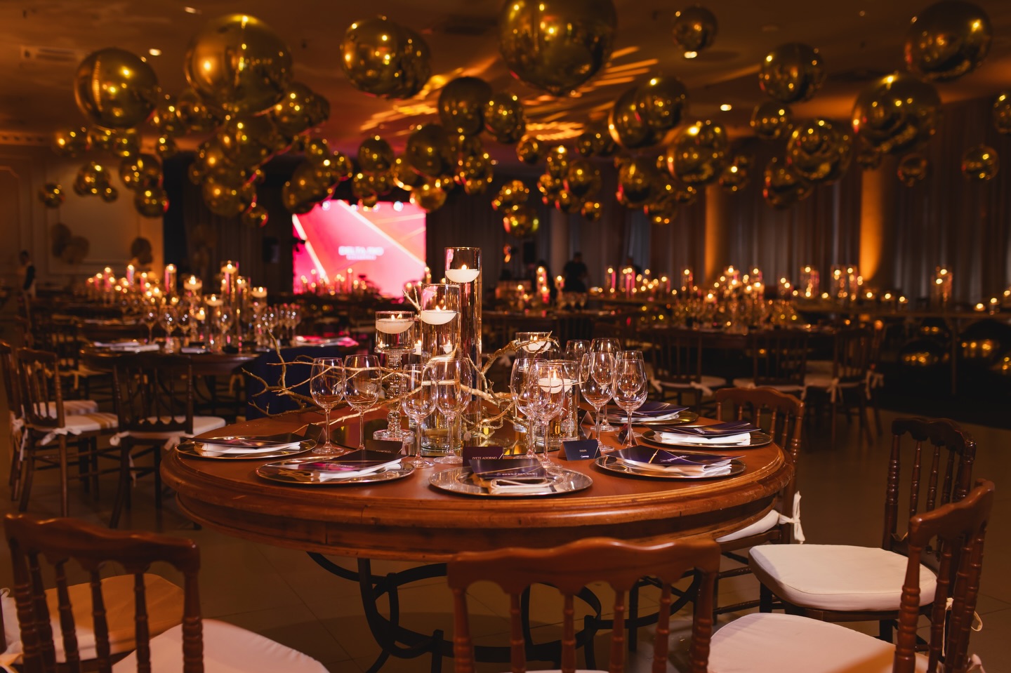 Mais registros dessa decoração impecável do @flavio.sabiino porque uma noite assim merece ser vista em cada detalhe.
Luz, textura e atmosfera criando o cenário de uma noite inesquecível.