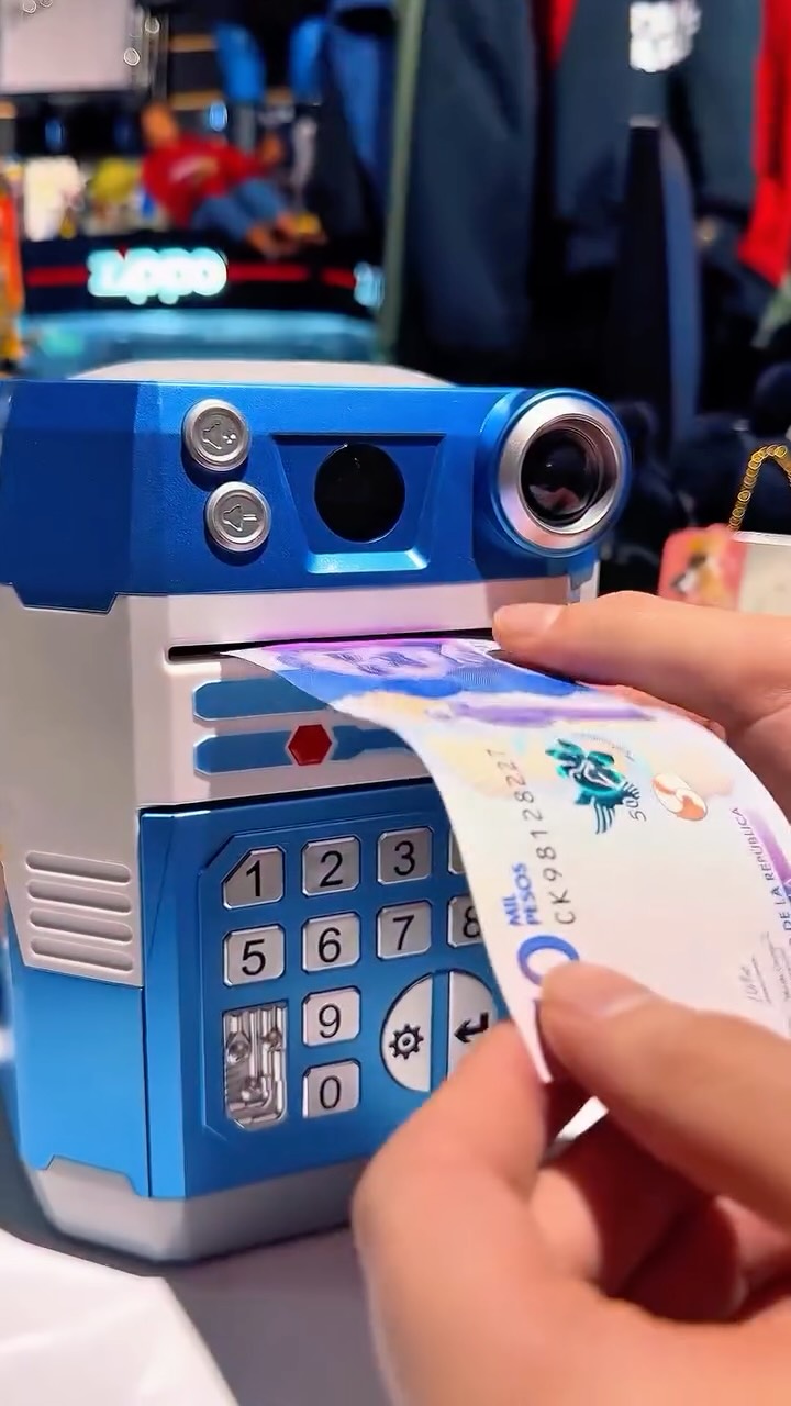 ¿Buscas dónde guardar tus ahorros para el próximo vinilo de colección? Ha llegado a la tienda la alcancía definitiva de R2-D2. No es solo una pieza decorativa con detalles estéticos increíbles; es una verdadera caja fuerte miniatura.
• Sistema “Traga-billetes”: Succión automática para que ahorrar sea adictivo.
• Seguridad Nivel Imperio: Viene con teclado para contraseña personalizable. Solo tú (o un Maestro Jedi) podrá acceder al tesoro.
• Full Accesorios: Incluye todos sus detalles icónicos que la hacen ver de otra galaxia.
¡Las unidades son limitadas! Comenta “ARTURITO” y te enviamos todos los detalles y el precio por DM. 📩 #starwars #starwarsfan #starwarsedit #teusaquillo