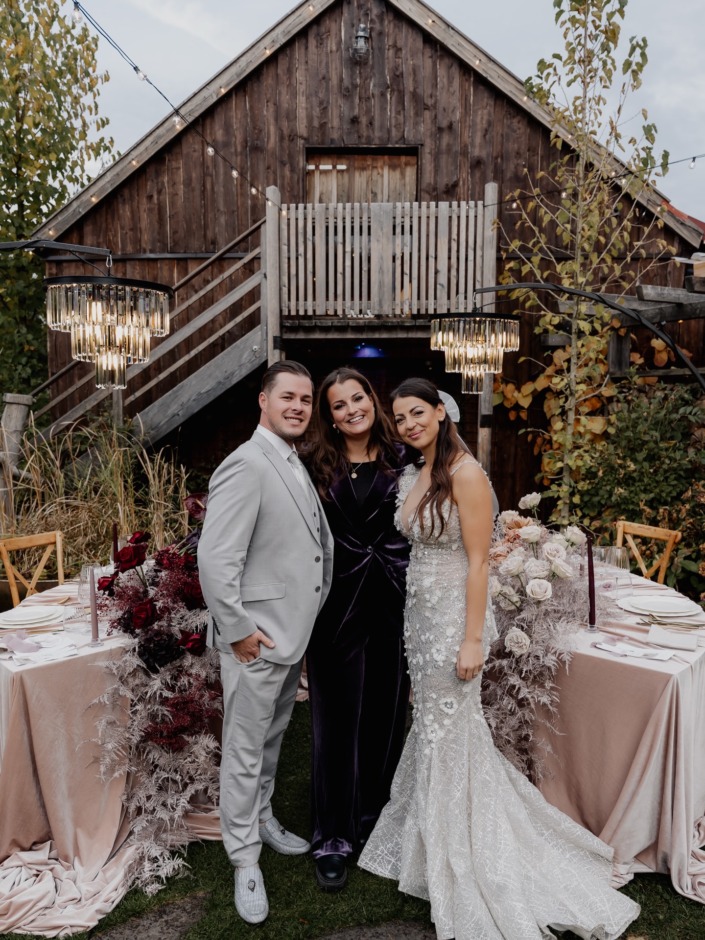 Augenschmaus 👀
Location: @preunerwirt
Planung: @weddingsbynadine & @preunerwirt
Foto: @philippsch_photography
Traurednerin: @trauworte.at
Floristik: @olivenzweigundco
Deko: @oh.moments.events
Cake: @suesse_kraemerei
Haare & make up: @modern_miracles
Papeterie: @feuerundflamme.wedding