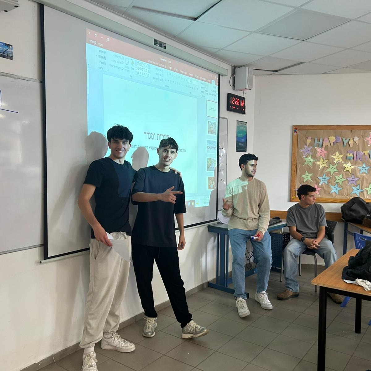 היום ציינו יום שיא במסגרת פקולטת "הכל קשור נושא על - מנהיגות ומגדר" היה יום חגיגי ומשמעותי. כיתות י' ביקרו במגמות השונות ונחשפו ללמידה ולעשייה בנושא מנהיגות בכל מגמה. לדוגמה: תלמידי פיזיקה הציגו דמויות מובילות בתחום, תלמידי ימאות דיברו על המנהיגות הנדרשת מסקיפר ובדיפלומטיה הוצגו מנהיגים צעירים שבחרו לעשות שינוי. התלמידים הפגינו אחריות ורצינות רבה, תוך שהם מפעילים את חבריהם ומעבירים את התכנים בצורה מרתקת.
בשכבת י"א התמקדו בסוגיות של מגדר מזוויות ייחודיות, לדוגמה: במגמת תיירות בחנו את ההבדלים בתפיסת "חופשה נשית" מול "גברית", ובמגמות ספרות ואמנות העניקו ביטוי אמנותי וקול חזותי לשירים העוסקים במגדר. התלמידים סיירו בין התחנות השונות, נחשפו לתחומי דעת חדשים והעמיקו את ידיעותיהם בנושאים שאינם חלק משגרת הלימודים הרגילה.
דנה לנגה צולינגר