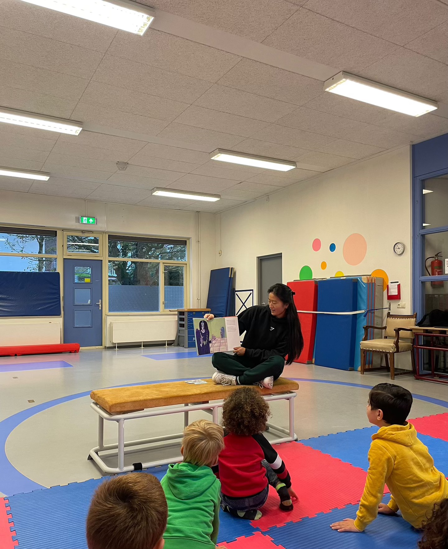 Kinderboekenweek✨📖 - Juf Anna leest een spannend ridderboek voor aan de leerlingen van groep 1/2.