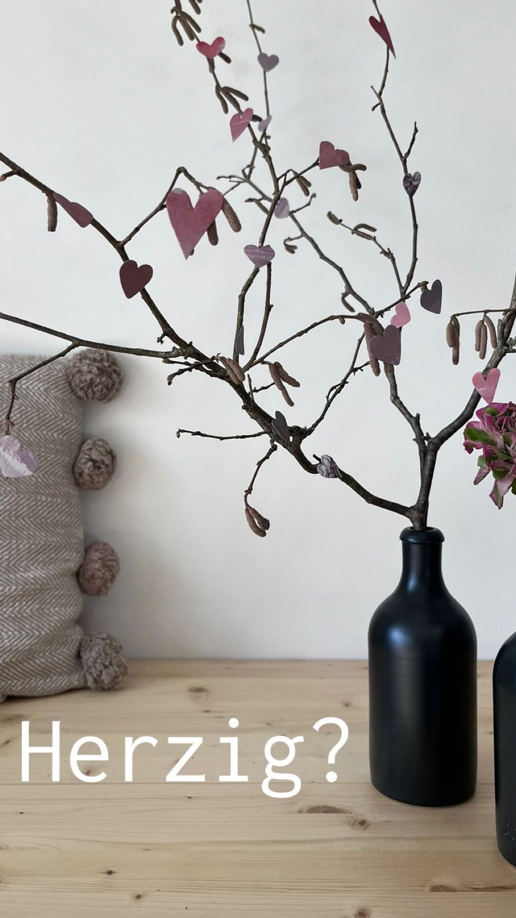 Hallo Februar!
Merkst du auch, dass du dich schon ein bisschen nach Farbe sehnst?
Mir geht es so und ich hab letztes Mal beim spazieren gehen, einen abgebrochenen Haselzweig gefunden und ihn natürlich mitgenommen. Wer mir schon länger folgt weis dass ich nie mit leeren Händen heim komme 😅
Ich hab sowieso was für unsere Kreis’l Geschäftsauslage gebraucht und dann hatte ich eine Idee. Ich hab einen dünnen Karton einfach mit Wasserfarbe bemalt und kleine Herzen ausgeschnitten oder ausgestanzt, die hab ich dann auf den Zweig mit einem Klecks Kleber rauf geklebt. Und schon schaut der Zweit aus, als würde er blühen süß oder?
Super für dein Zuhause zum dekorieren oder zum verschenken!
Wie gefällt dir die Idee? Ich bin sehr gespannt auf deine Meinung und freue mich auf deinen Kommentar 🤍
Viel Spaß beim ausprobieren und nach machen!
Ich freu mich natürlich auch immer, wenn ihr mir eure Werke zeigt 🥰
Würdest du diese Deco auch zu Hause aufstellen? 🤍
Alles Liebe, deine Meli mint
#diy #decoration #home #zuhause #deko