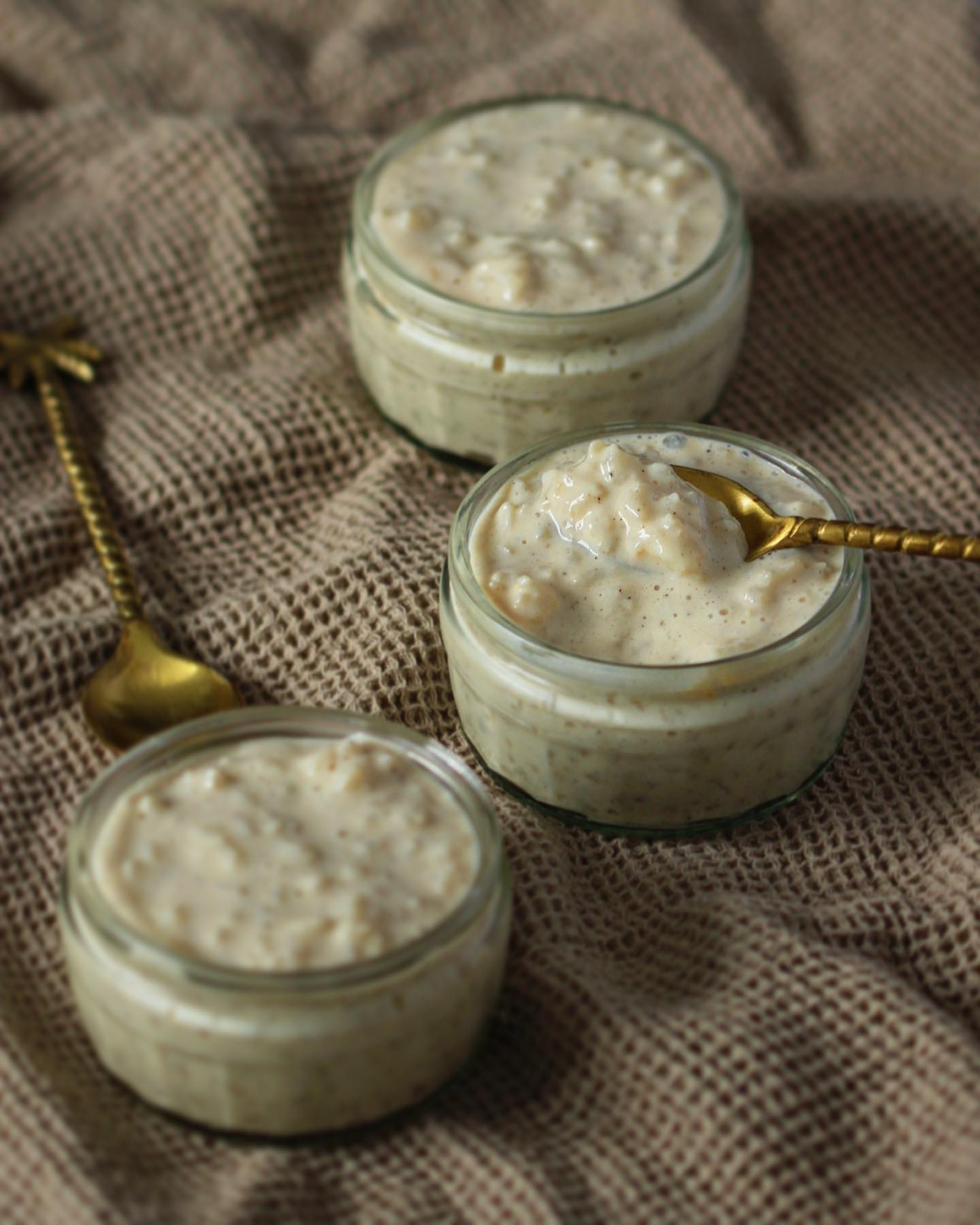 Le riz au lait à la vanille
Hello, aujourd’hui je te partage un classique de la cuisine : le riz au lait, crémeux, onctueux et nutritif c’est la recette idéale en collation
✨Ingrédients :
100 g de riz
1L de lait
20 à 50 g de sucre
vanille en poudre
✨La méthode :
* Dans une casserole faire bouillir de l'eau, ajouter le riz pendant 2 min, puis égoutter
* Dans une casserole faire bouillir le lait à couvert avec la vanille
* ajouter le riz
* remuer
* cuire à demi couvert pendant 30 min
* Laisser refroidir 15 min à température ambiante
* puis mettre au réfrigérateur pendant au moins 4h
✨ Astuces :
La préparation reste assez liquide une fois la cuisson finie, cela est normal, l'épaississement à lieu avec le refroidissement
Attention a ce que le lait ne soit pas a ébullition pour éviter que cela deborde
•
🌾 Elodie Bernard Diététicienne Nutritionniste
✨ Consultation à distance, domicile à Cholet & cabinet Angers :
🌙 17 rue de Chantilly 49000 Angers
🍋 elodieb.diet@gmail.com
🌻 hellorecettediet.fr
☀️prise rdv Doctolib
•
#dieteticienne #diet #dietetique #nutrition #nutrionniste #alimentation #recette #recettefacile #recetterapide #rizaulait #mangersain #mangermieux #mangerequilibre #alimentationintuitive #alimentation #alimentationvivante #patisserie #recettevegetarienne #vegefood #vegetarien #vegetarian