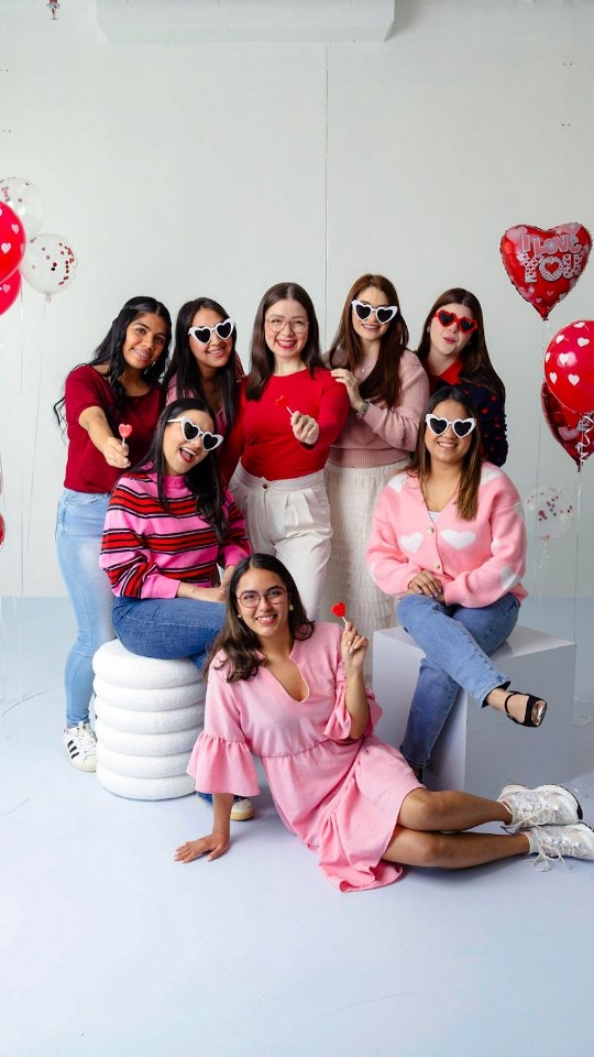Viene Valentine’s Day y aprovechas para hacer un Photoshoot con tus amigas y colegas 😍❤️🙌🏻📸
Qué buenísima idea 🙌🏻🤩 además ya tenes contenido para tus redes sociales 🚀😎