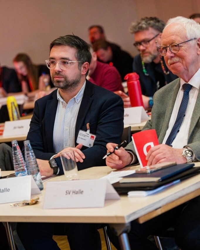 𝗔𝗹𝗹𝗲𝘀 𝗮𝘂𝗳 𝗿𝗼𝘁!
Ende Januar hat sich die SPD-Sachsen-Anhalt zum Parteitag getroffen. Wir haben wichtige Weichen für die Landtagswahl im September gestellt. Jetzt heißt es Ärmel hochkrempeln und Wahlkampf machen. Gemeinsam mit unserem Spitzenkandidaten Prof. Dr. Armin Willingmann legen wir los!
📸: Sarah Lorenz