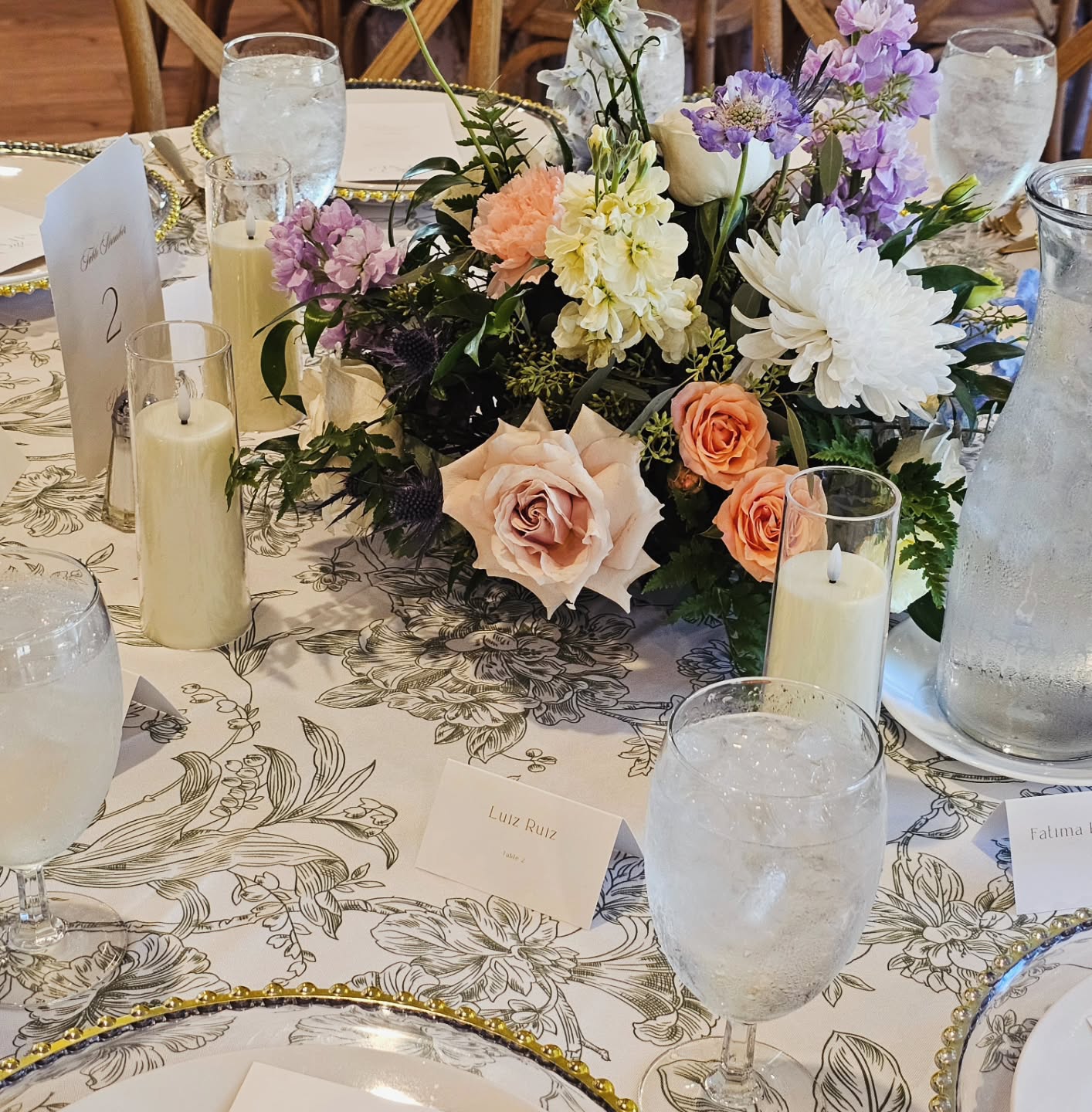 Soft pastels, delicate blooms, and all the garden-daydream vibes ✨
This flower meadow centerpiece paired with that stunning floral table linen is pure romance—proof that the details really do make the table.
@theorchardweddings