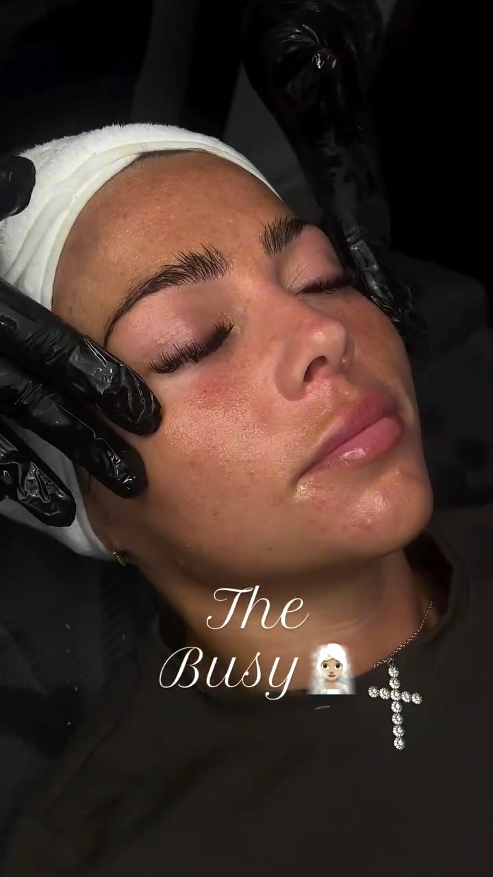 I’m kinda busy investing in my glow 💅✨
#selfcare #facial #facialtreatments #aesthetics #glowingskin #skincare