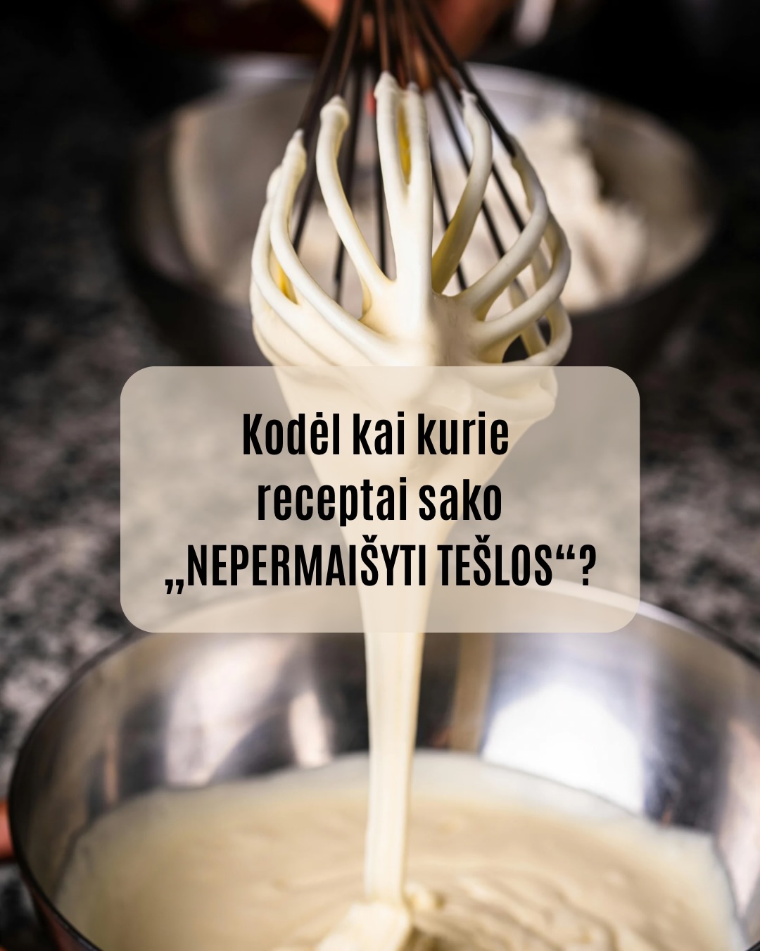 Ingredientus išmaišyti svarbu, bet ilgesnis maišymas ne visada reiškia geresnį rezultatą.
Kuo daugiau maišome, tuo glitimo tinklas tampa stipresnis. Duonai tai – privalumas. Kai sausainiams, keksiukams ar blynams – dažnai jau per daug.
Todėl kai kuriems kepiniams svarbiausia sustoti laiku. Ne tada, kai tešla atrodo „tobula“, o tada, kai ingredientai jau susijungę.
O jūs ar laikotės šios rekomendacijos, kai randate receptuose?