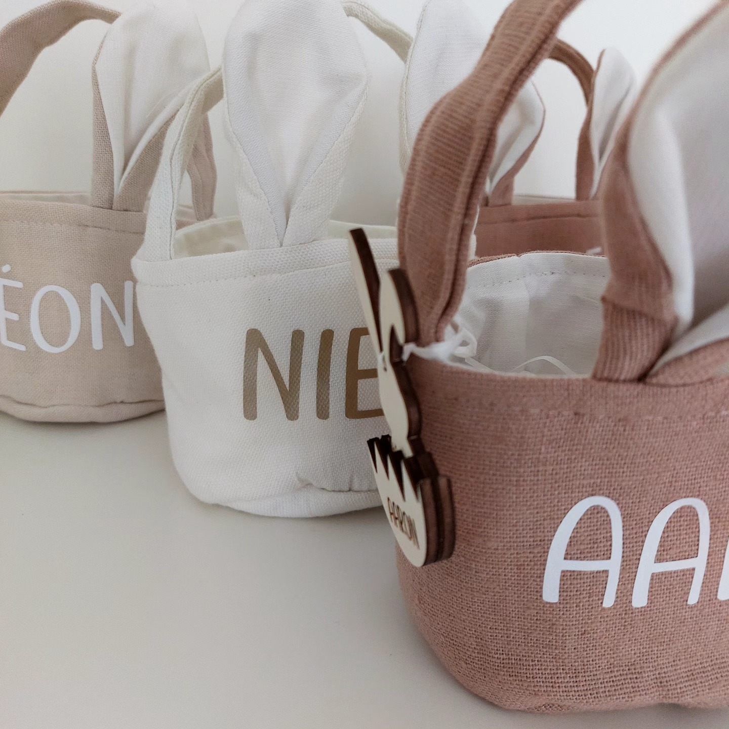 🌸🐣 Onze paasmandjes zijn terug! 🐣🌸
Dit jaar in twee formaten, perfect voor grote én kleine kindjes om hun paasavontuur te beginnen! Beschikbaar in oud roze, wit en beige, met de hand vervaardigd in het atelier. Elk mandje wordt voorzien van naam én houten paashanger. Een stijlvolle en handgemaakte must-have voor de grote paaseierenzoektocht! 🍫✨
🛍️ Wees er snel bij, want op = op!
#Paasmandjes #Handgemaakt #Pasen #PaaseierenZoeken #limitededition
#duurzaam #kooplokaal