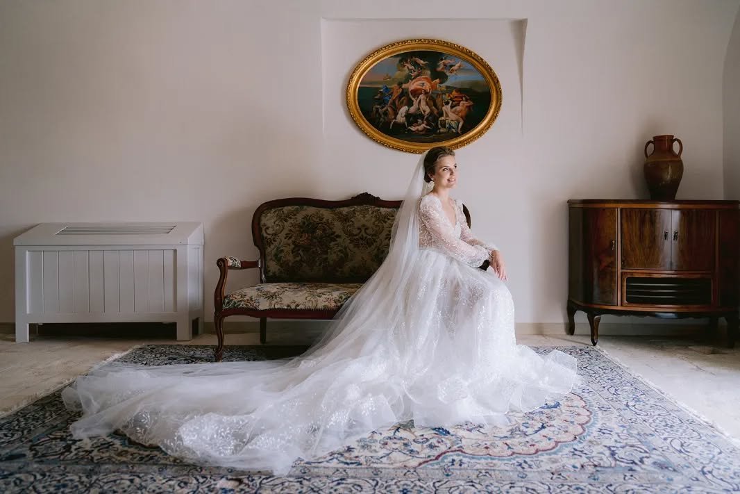 Certaines mariées ressemblent à des peintures de la Renaissance pendant leurs préparatifs. Perso je tenais davantage du Golden Retriever, avec un air très content et un tout petit peu ahuri.
Some brides look like ancient paintings while getting ready. I was more like a very happy yet a bit dumb golden retriever.
Design, Planning & Styling: @mosaique_events
Mentoring : @sarahstefaniofficial
Cinematography: @2become1video
Venue: @ayroldi_masseria
Catering: @rotondocatering
Bar Services: @joebarcatering
Sound&Light: @siteartevents
Flowers: @corcortezfloral
Graphic Design: @atelier_invitations
Furniture & Tableware Rentals: @allestimentilerose
Band: @sunbirdsduo
Bridal Shoes: @bellabelleshoes
Wedding Dress: @julievinobridal
Muah: @sots_muah
_____
#fineartweddingphotography
#fineartweddingphotographer
#brideportrait
#luxurywedding
#destinationwedding
#weddinginspiration
#weddingphotography
#weddingphotographer