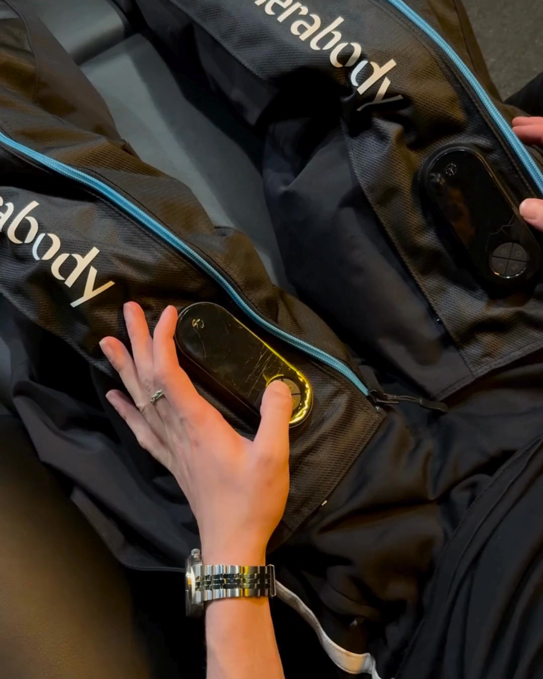 Herstel is essentieel om je spieren sterker te maken en blessures te voorkomen. 💪
Met het Recover Membership krijg je 1 jaar toegang tot onze Recovery Zone voor slechts €75!
In onze Recovery Zone vind je massage chairs, Theraboots, Theragun, Wave Roller en Wave Solo & Duo. Kortom alles om je spieren te laten ontspannen en sneller te herstellen.
#lifeandkicking #recoveryzone #recovermembership #postworkout #musclerecovery #theragun #therabody #gymwellness #ijburg #lifeandkickingcommunity