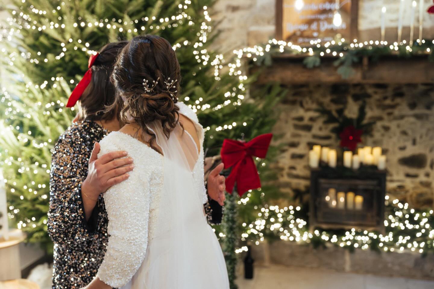 Le mariage de N & D 🎄✨
Pour ce mariage sur le thème de noël tous les éléments féeriques devaient être réunis pour la cérémonie laïque : une jolie décoration, des merveilleux mariés et surtout beaucoup d’amour.
Lieu : @le_village_de_loup
Photographe : @vanessalauria.photographie
Videaste : @films_byalex
Robe : @madameaditoui_lorient @madame_a_dit_oui
Costume : @izac_officiel
Coiffure : @monbeaumiroir_56
MUA : @marie.blin.makeup
Décoration cérémonie : @jalmaevent
#mariage #decoratriceevenementielle #decoration #bretagne #noel