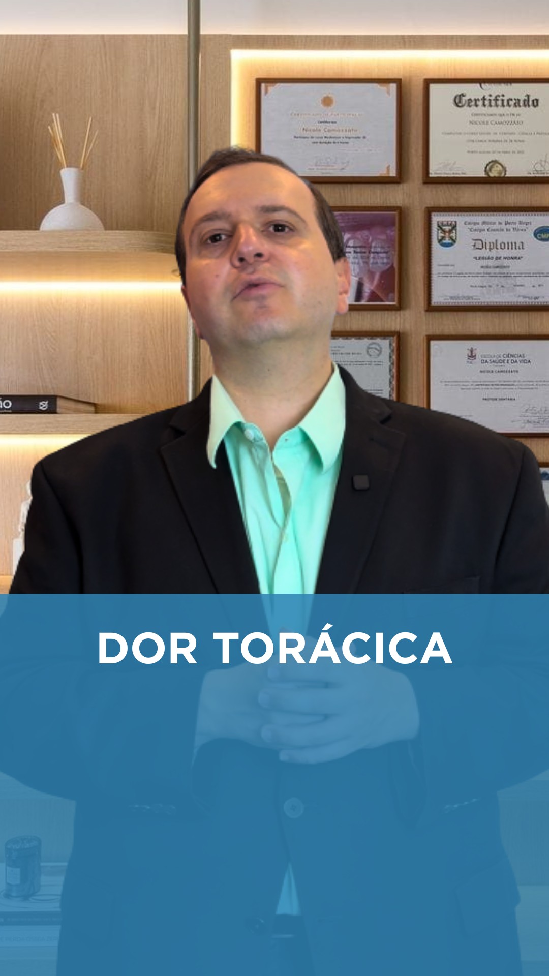 Uma das queixas mais frequentes que recebo no consultório é a dor no peito, também chamada de dor torácica. Nem toda dor nessa região é cardíaca, mas algumas precisam de atenção imediata.
No vídeo, explico como diferenciar os sinais e quando a dor pode estar relacionada ao coração. Informação é fundamental para evitar riscos e agir no momento certo.
Assista ao vídeo.
#DorNoPeito #DorTorácica #SaúdeDoCoração #Cardiologia #Prevenção #DrEdmoAtique