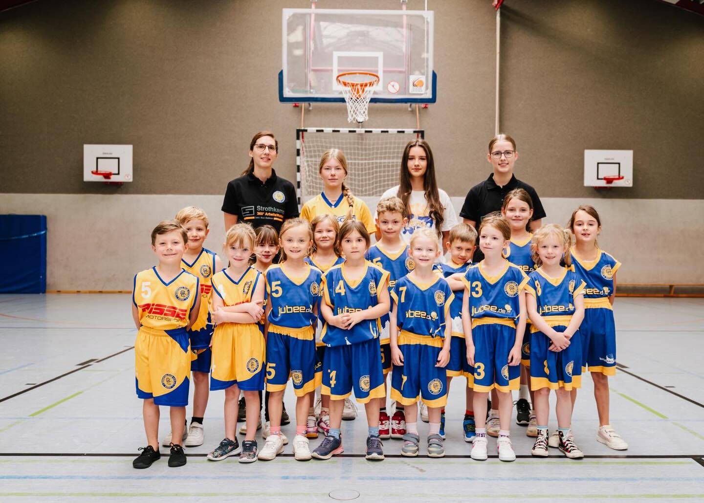 U8.2 / U8.3 – Season 25/26 🏀🔥
Schnell, lustig und richtig jung – unsere U8.2 / U8.3 entdeckt mit viel Spaß die Welt des Basketballs.
Im Training wird viel gedribbelt, gespielt und an den ersten richtigen Basketballspielen gearbeitet. Immer spielerisch, immer mit Freude 💪
Trainiert von Lea Janning, Ella Kögel, Lara Reinhardt, Leni Dohse & Marina Weyer
👉 Mehr Infos auf unserer Homepage!(Link in der Bio)