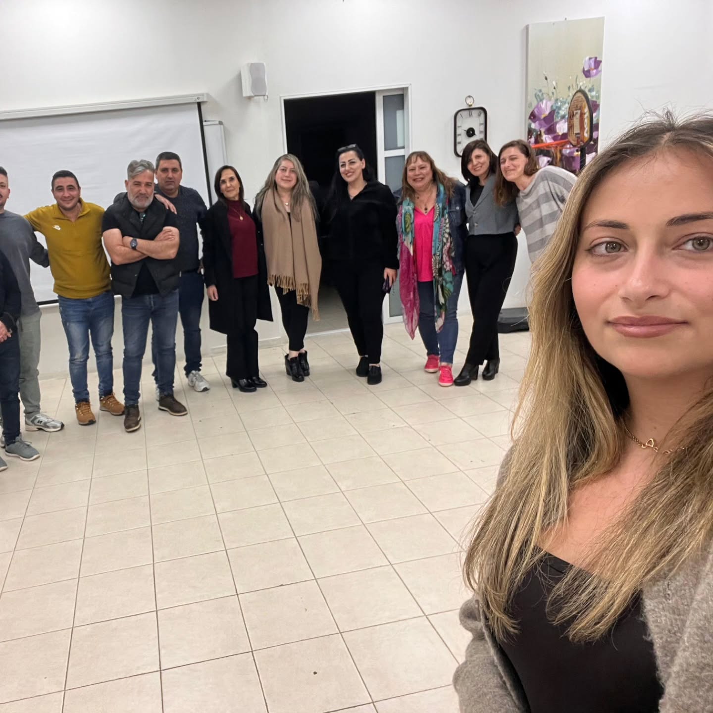 אני פשוט מאוהבת" - זה מה שאלה, מנהלת ההכשרות שלנו, סימסה לנו אתמול בלילה מיד כשנגמר המפגש הראשון של קורס ועדי השכונות בדאלית אל כארמל. ❤️
כשראש המועצה והתושבים אומרים: "אנחנו רוצים ש