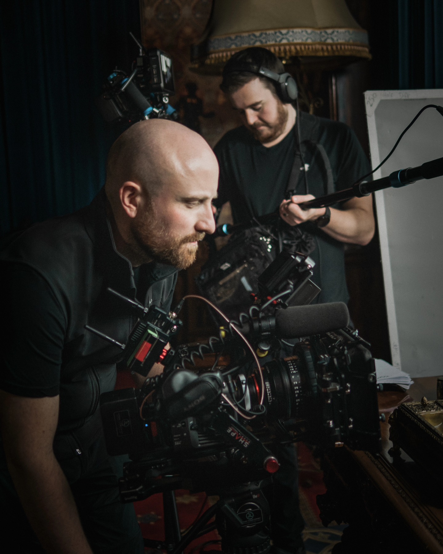 Got to love a good behind-the-scenes at work 🎬
Ft. Rob Worsey on bass 🎸
Upcoming project shot on the @sonyprofilmmaking FX6 with @samyanglensglobal XEENs, @hollylandtech Wireless transmission, and @sachtlersystems sticks.
#bts #filmmaking #onset #sonyshooters