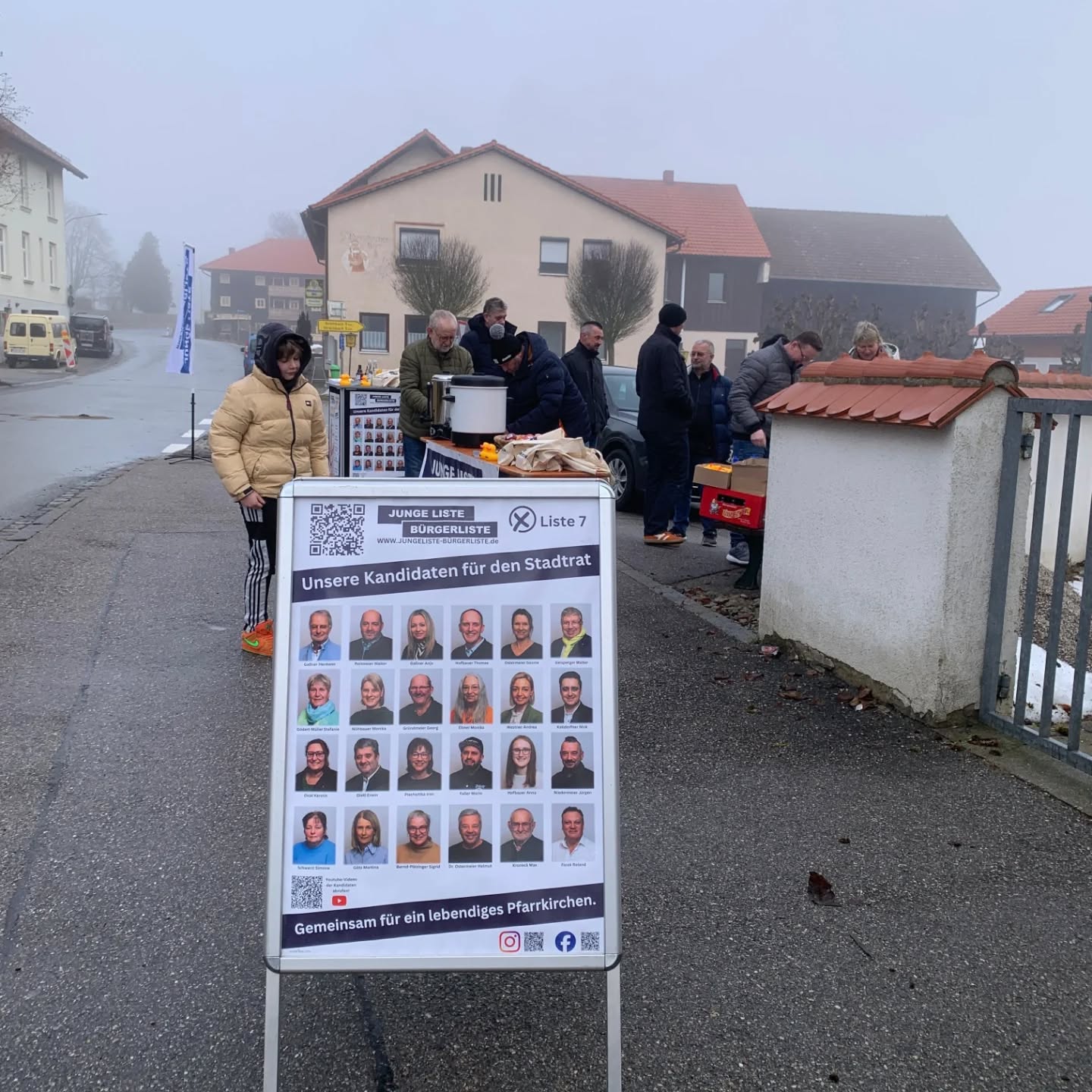 📍 Wahlinformation in Waldhof
Heute, Sonntag 08.02.2026, waren wir in Waldhof vor Ort.
🙌 Großes Interesse, viele neugierige Fragen und richtig gute Gespräche haben gezeigt:
Ein lebendiges Pfarrkirchen entsteht mit seinen Ortsteilen – und Waldhof gehört ganz klar dazu.
☕❄️ Bei Glühwein und Kinderpunsch bot sich eine ideale Gelegenheit für Austausch, Ideen und seine Anliegen an die zukünftigen Stadträte der Junge Liste-Bürgerliste Pfarrkirchen zu geben.
.
Gemeinsam für ein lebendiges Pfarrkirchen.
Danke an alle, die sich eingebracht haben! 💬✨
#kommunalwahl2026 #stadtrat2026 #pfarrkirchen #GemeinsamFürEinLebendigesPfarrkirchen