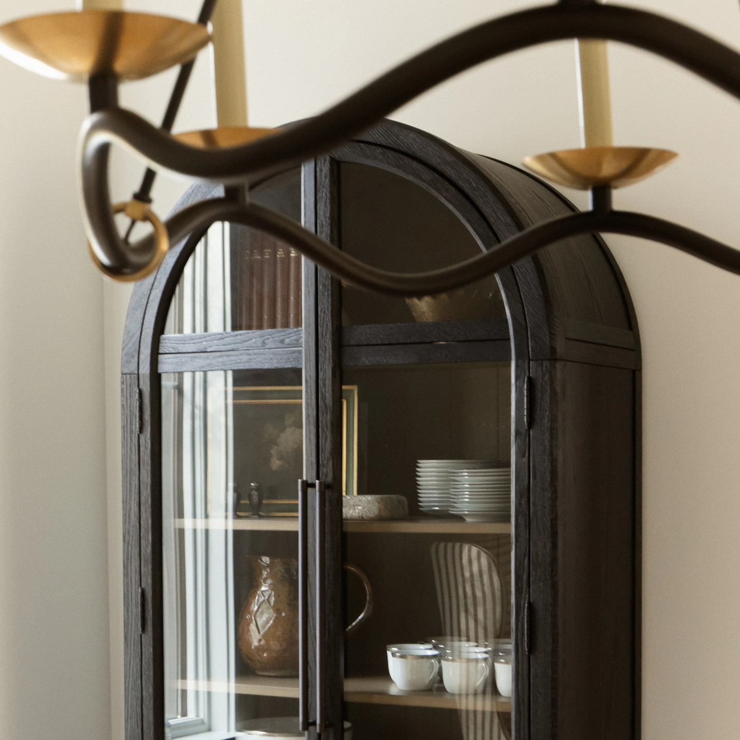 All the pretty things. All the pretty curves. I have always loved curves. It is usually the first thing I notice about furniture and light fixtures. My mom let me paint my room in high school. I picked the deepest purple paint (my favorite color 💜 and I hand painted gold curvy swirls all over the walls with the help of my first high school boyfriend. My style has changed a bit, but I still love purple, curves, and a high school boyfriend....just the last high school boyfriend 🤣
Design @cassieklassenhome
Photos @katieskinner.interiors