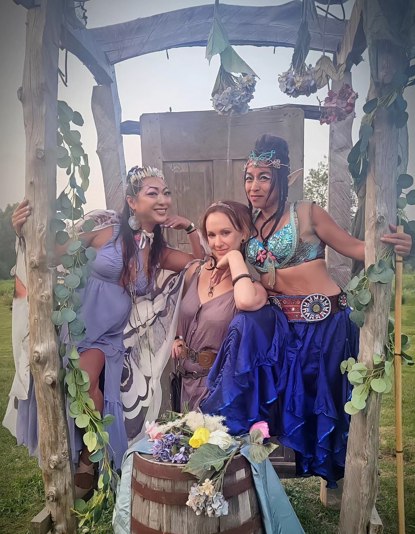 The fae life chose us. ✨️🧚♀️🧝♀️💃✨️
At @fairyandironrenaissancefaire
@coolauntcreatives #faelife #Invoketress #Invoketressdance #sisterhood #renfaire #dancers #summerfestival #Magick #whimsy #romanticizeyourlife #ishrablanco #ishra #marysnow #Guelph
