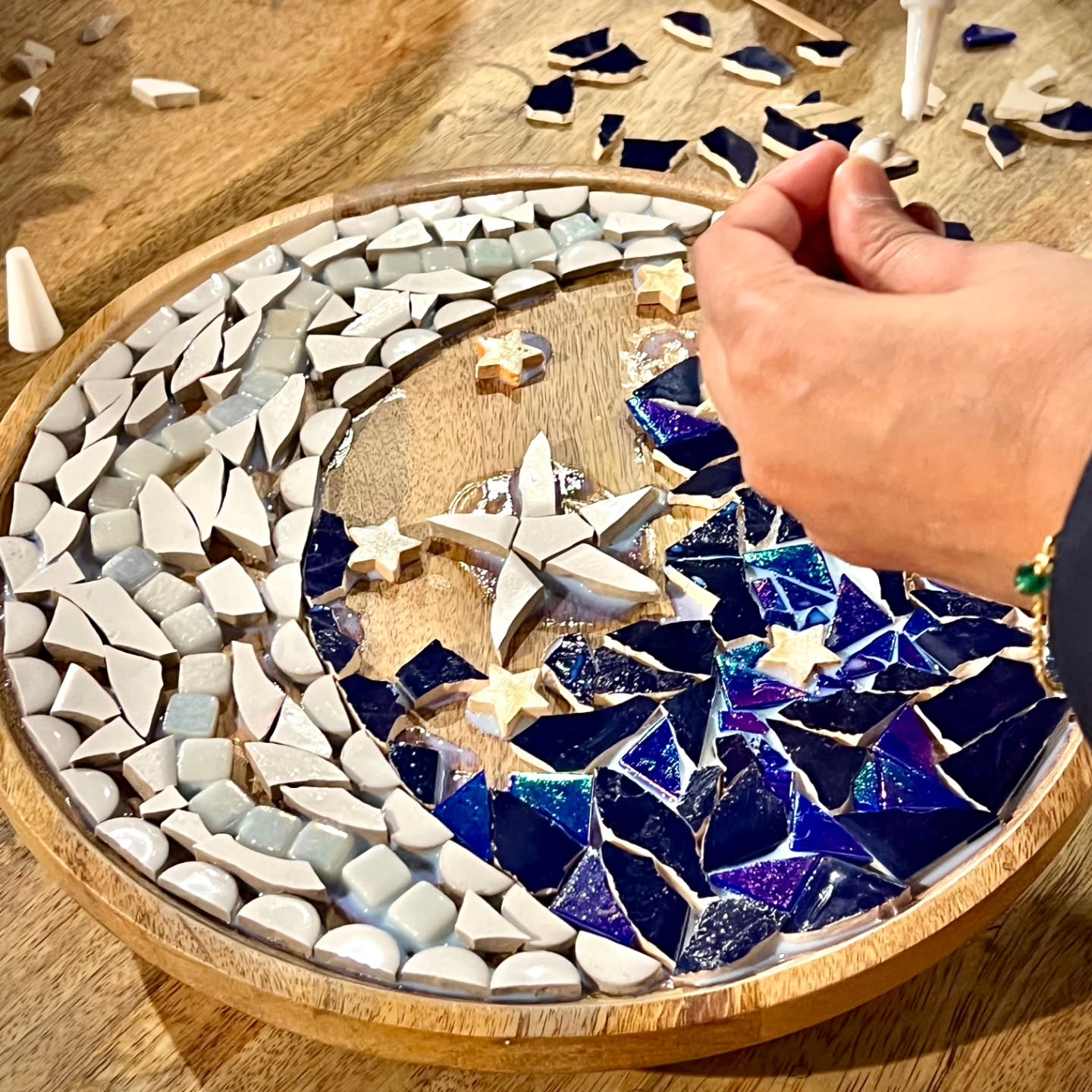 A beautiful collaborative family mosaic workshop ✨️
We love bringing your ideas to life, especially when it involves the whole family 🥰
Thanks for the class @rosphoto27 #Mosaics #artplay #collaborativeart #artplayshoreditch #artplaylondon