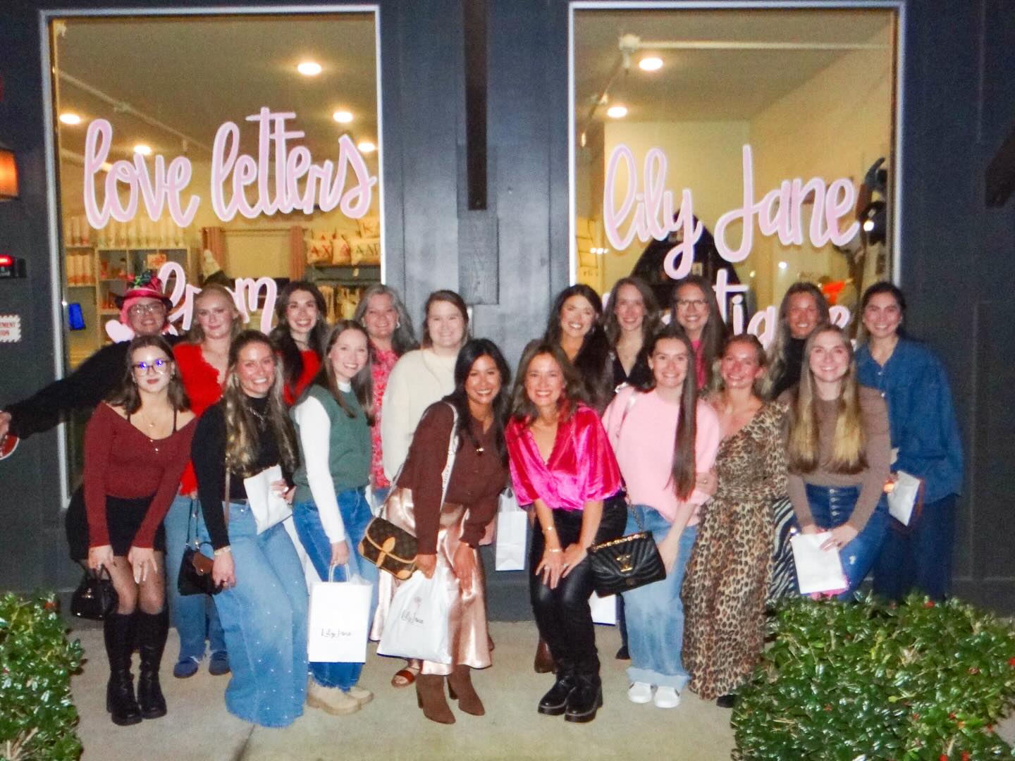 We had the best time celebrating Galentine’s last night!💓💌
We started out shopping at @lilyjaneboutique1 🛍️✨
Then headed to @shop.botanic for a wonderful dinner together! 🥂
We are so thankful for the wonderful ladies of @auburndentalspa + @spaeleve & and all they do!🥰💖