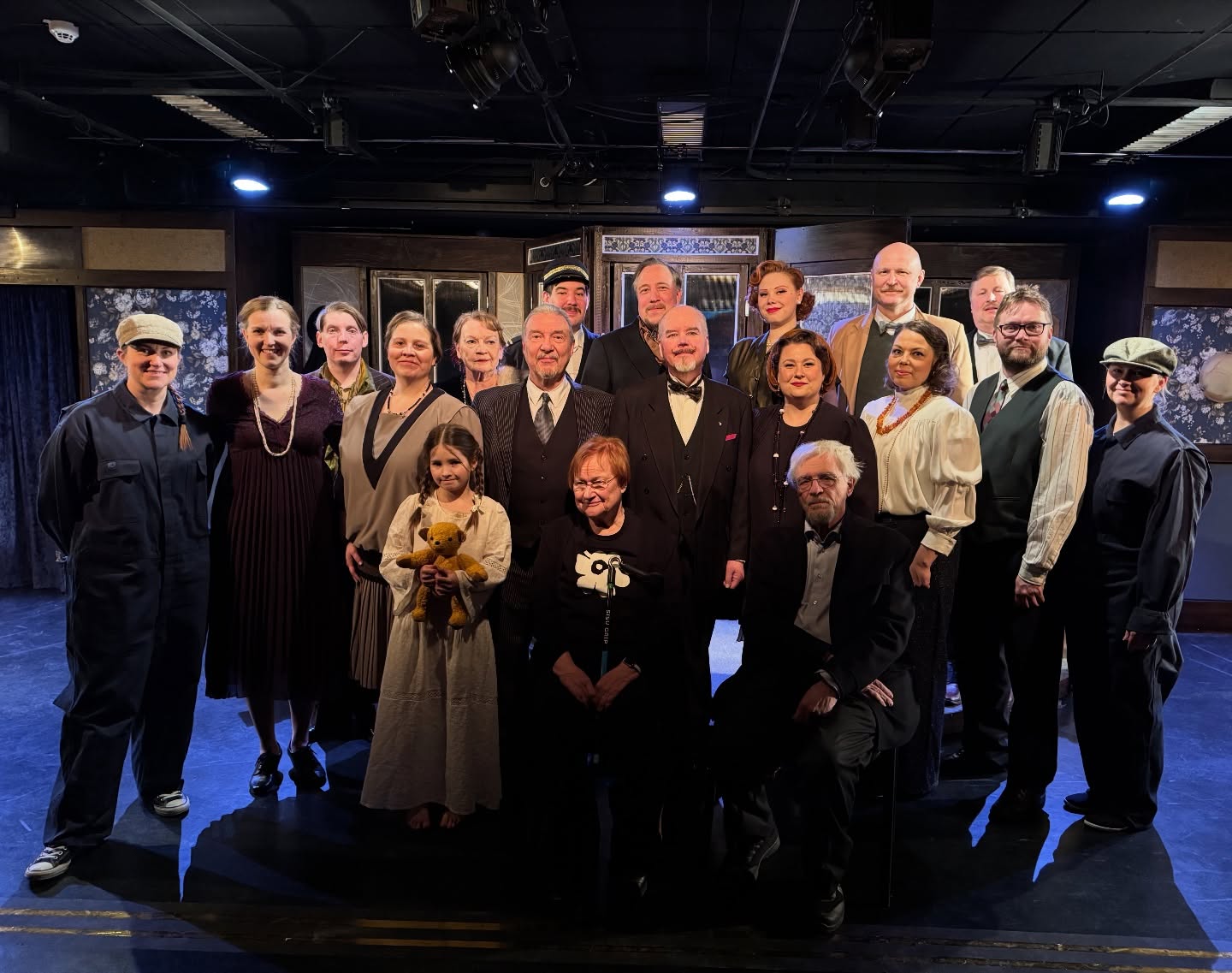 Meillä oli kunnia saada tänään, 6.2.2026 presidentti Tarja Halonen puolisonsa Pentti Arajärven kanssa vieraaksi Järvenpään teatteriin, Idän pikajunan arvoitus- esitykseen.
Lämmin kiitos vierailusta Järvenpään teatterissa.