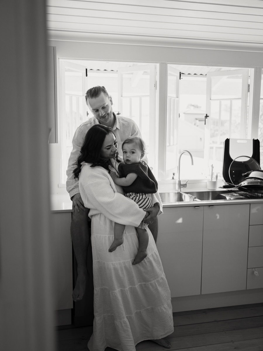 I have a thing for kitchens…
The kitchen is the beating heart of a home.
It’s where little hands steal snacks, where conversations linger, where everyone seems to end up without planning to.
This was taken during an in-home family session here in Rockhampton, and honestly… I could photograph families in kitchens forever. The leaning, the hovering, the half-finished cups of tea, the way everyone just exists together.
When you picture your family photos, don’t think about a perfect house.
Think about your kitchen.
The one you stand in every day.
The one that already holds your memories.
If you want photos that feel like home, I’d love to come to yours 🤍