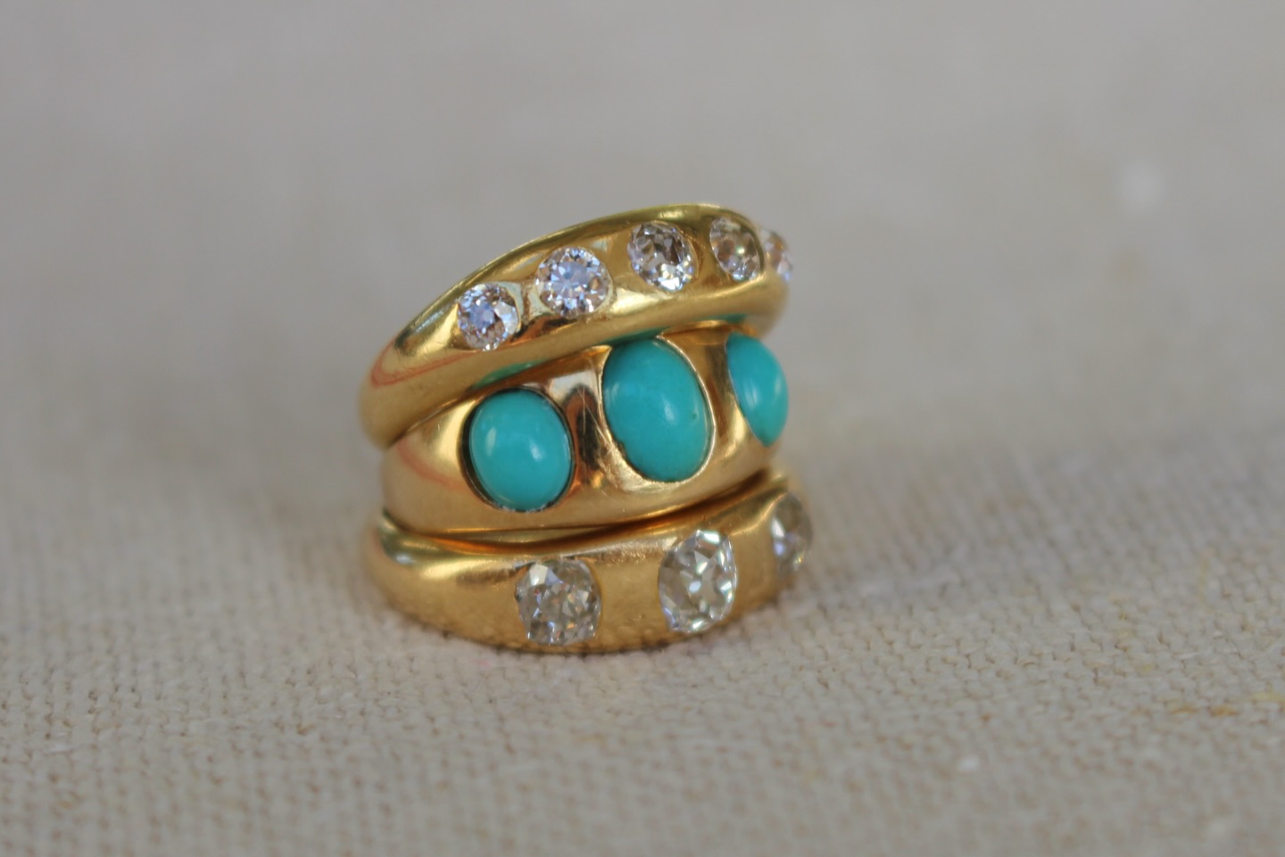 Loving the stack of these 3 antique rings bringing a little colour with the Victorian turquoise to all that beautiful buttery gold
🧡🩵🧡
All available on our website #antiquejewelryaddiction #stackingrings #gypsyrings #ringoftheday #victorianjewelry