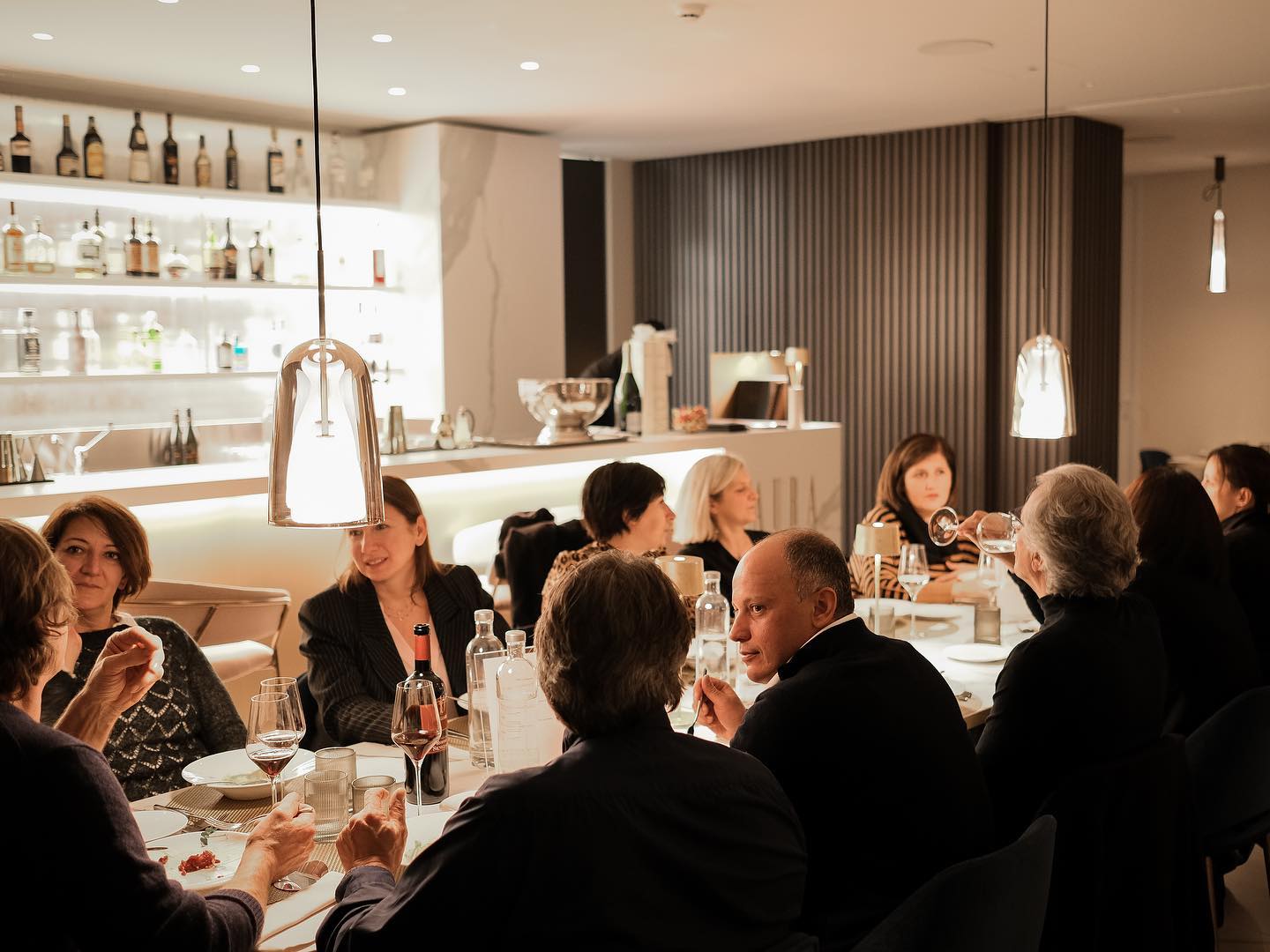 Sedersi attorno ad un tavolo con chi conta più per te.
Momenti impagabili, non trascuriamoli.
@aura_ristorante
📍 via Dante 22, Nova Milanese (MB)
📞 0362 1637582
✉️ info@elitishouse.it
#ristorante #milanofood #monza #novamilanese #ristorantemonza #monzabrianza