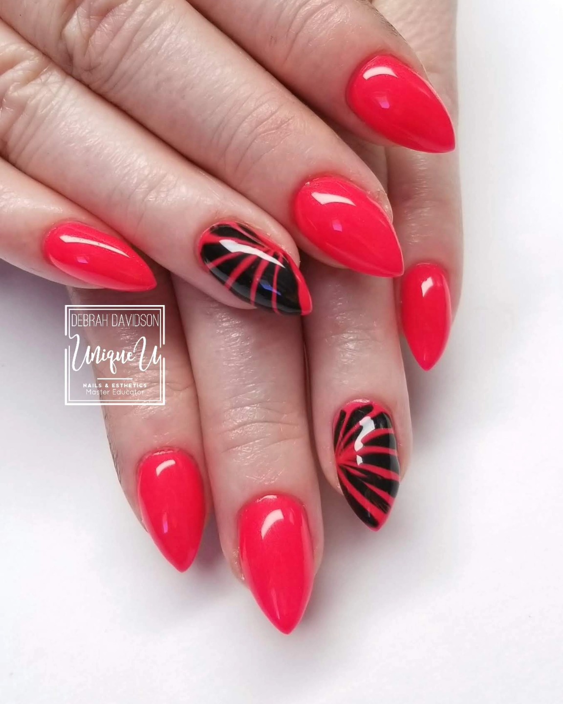 A bit of brightness on this gloomy day
#yegnails #edmontonnails #yeg #yyc #nailaddict #nailart #almondnails #uglyducklingnails #handpainted