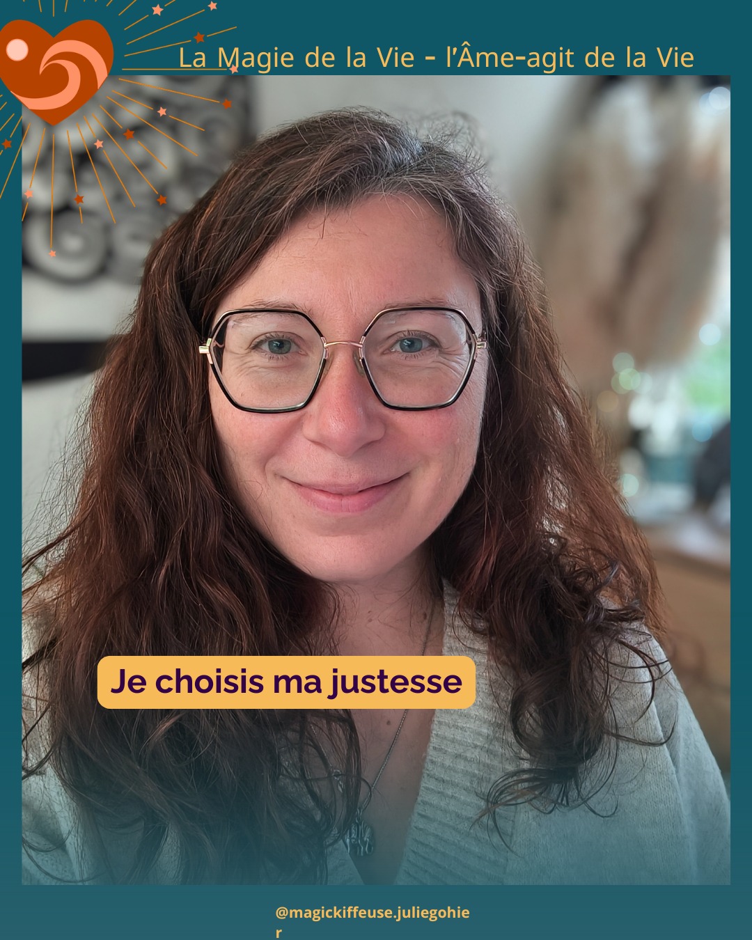 Ces 15 derniers jours, je n’ai pas publié.
Non pas parce que je n’avais rien à dire.
Mais parce que quelque chose se rejouait.
Je fais partie de cette génération qui a compris que certains fonctionnements familiaux n’étaient pas “normaux”.
Parents émotionnellement immatures.
Enfants parentifiés.
Loyautés invisibles.
On grandit trop vite.
On devient responsables de ce qui ne nous appartient pas.
Et on appelle ça l’amour.
Et même après des années de cheminement…
le système essaie parfois de nous remettre à notre place.
La fille forte.
La médiatrice.
Celle qui comprend.
Celle qui porte.
Sauf qu’aujourd’hui, je vois le film.
Je suis dans la scène… et derrière la caméra.
Je vois les tentatives de l’homéostasie familiale.
Je vois le rôle qu’on aimerait que je rejoue.
Et je choisis autre chose.
Non pas contre.
Mais Pour ma justesse.
C’est drôle (encore une blague de l’Univers !) que cela se joue au moment où je boucle enfin ma série sur les blessures de l’âme…
et que je termine par la blessure d’injustice. Je n’avais pas réussi jusqu’ici à enregistrer l’épisode… il n’y a pas de hasard... !
Parce que la vraie question n’est plus :
“Est-ce juste pour ma famille ?”
Mais :
“Est-ce juste pour moi ?”
Je ne me coupe pas.
Je ne me sacrifie plus.
Je reste en axe.
Et c’est exactement ce que j’accompagne chez les femmes que je reçois.
Sortir du rôle.
Reprendre sa posture d’adulte.
Choisir la scène suivante.
Je ne cherche plus à être la fille “juste”.
Je choisis d’être une femme alignée.
En axe. Vivante. Libre.
Julie – Magic’Kiffeuse🪄👑