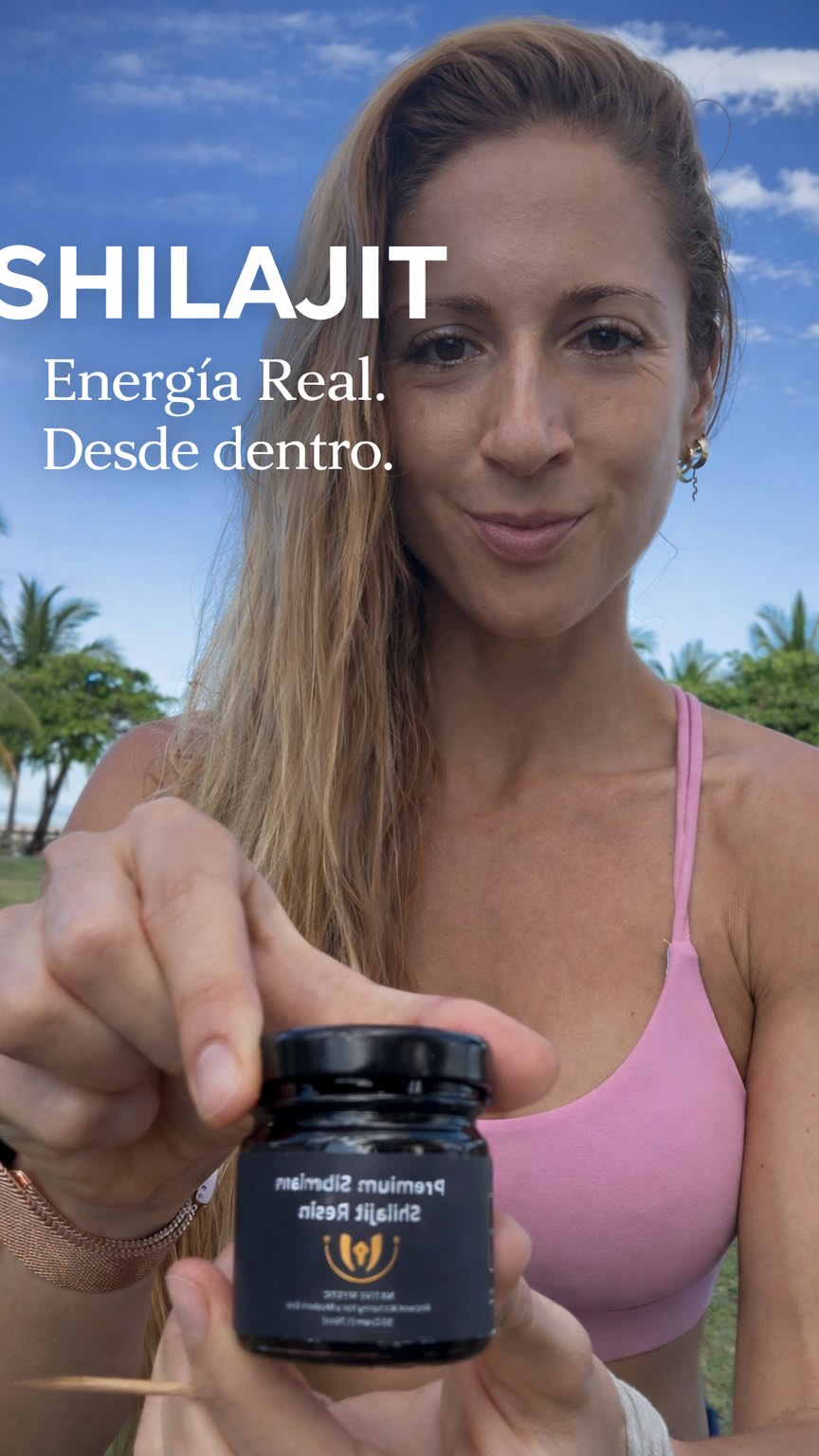 Hay momentos en los que no necesitas más estimulantes…
Necesitas que tu energía nazca desde dentro.
El Shilajit es una resina mineral natural rica en ácido fúlvico y minerales traza, utilizada tradicionalmente para apoyar la producción de energía a nivel celular.
💥 No es un estimulante
💥 No genera picos ni bajones
💥 No “te acelera”
Lo que muchas personas notan es una energía más estable, mejor claridad mental y una recuperación física más eficiente, especialmente cuando llevan un ritmo de vida activo, entrenan o están sometidas a estrés constante.
La dosis es mínima (tamaño grano de arroz al día), pero es una sustancia muy concentrada.
No es magia.
Es darle a tu cuerpo los recursos que necesita para funcionar mejor.
Si te da curiosidad saber si encaja contigo, el Shilajit está disponible en Freedom Cold Plunge y puedo orientarte sobre cómo usarlo de forma adecuada.
#EnergíaReal #SaludCelular #Shilajit #BienestarIntegral #BiohackingNatural