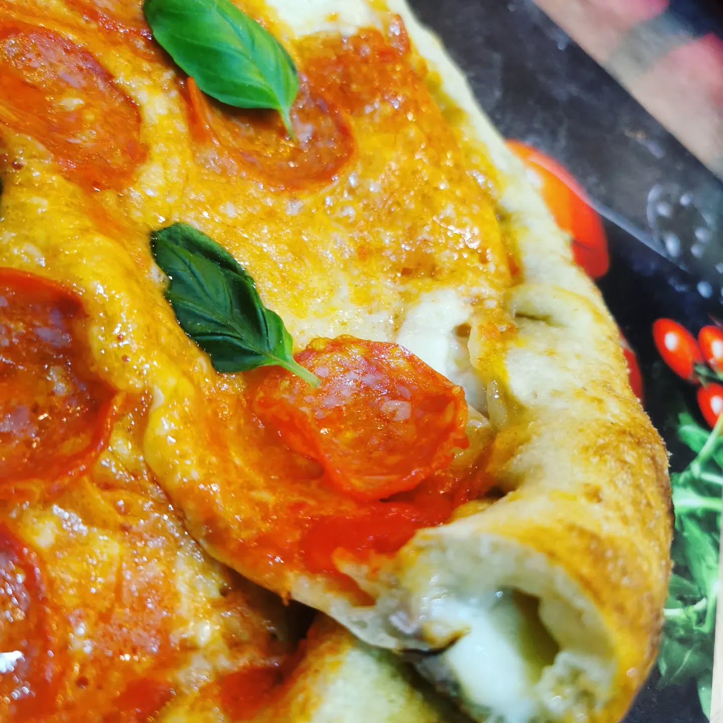 Die neue Pizza des Monats ist da! Bestellen können Sie über unser Shop oder telefonisch.
Die leckere Pizza ist mit
Mozzarella Rand und Salami oder Hinterschinken oder salcica piccante.