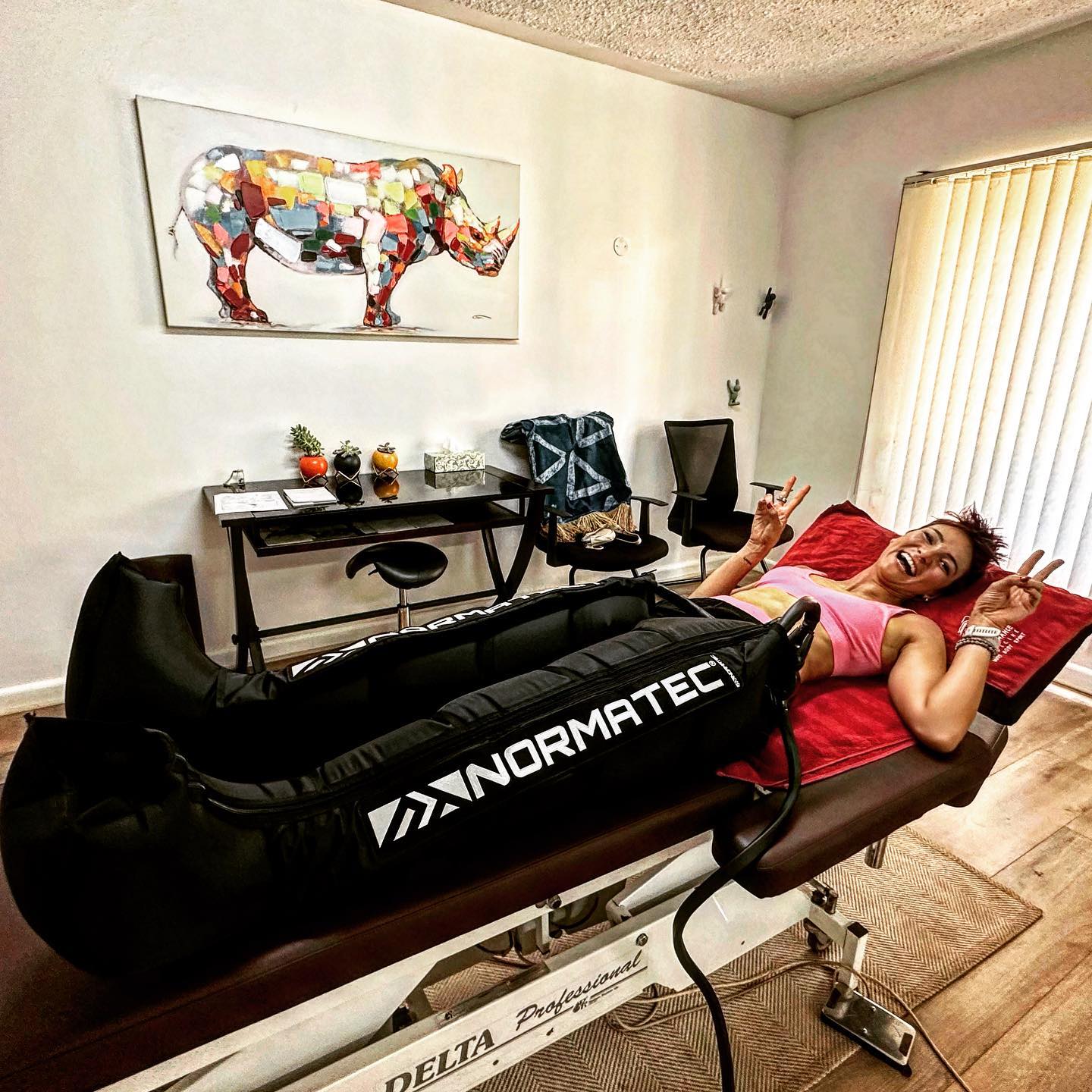 @stickylittleleaves enjoying a recovery session after an intense week of running! Thank you @ikaikasports @kecheicentre for allowing us to use the @hyperice normantec 3 unit at our clinic!
Warm-up and recover like never before. The Normatec 3 uses dynamic air compression to create a restorative massage that helps you feel refreshed faster. 7 levels of compression and our patented Pulse technology deliver precise treatment to 5 overlapping zones with ZoneBoost™ by using biomimicry to replicate the natural muscle pumps and one way valves of the legs. Trust us, your legs will thank you. Designed by an MD, PhD, Normatec is the original, most tested, and most scientifically backed dynamic air compression system on the market. Designed to provide improved mobility and profound restorative healing results, Normatec has long been the most trusted system by the world’s top athletes and consumers everywhere looking to advance their wellness.