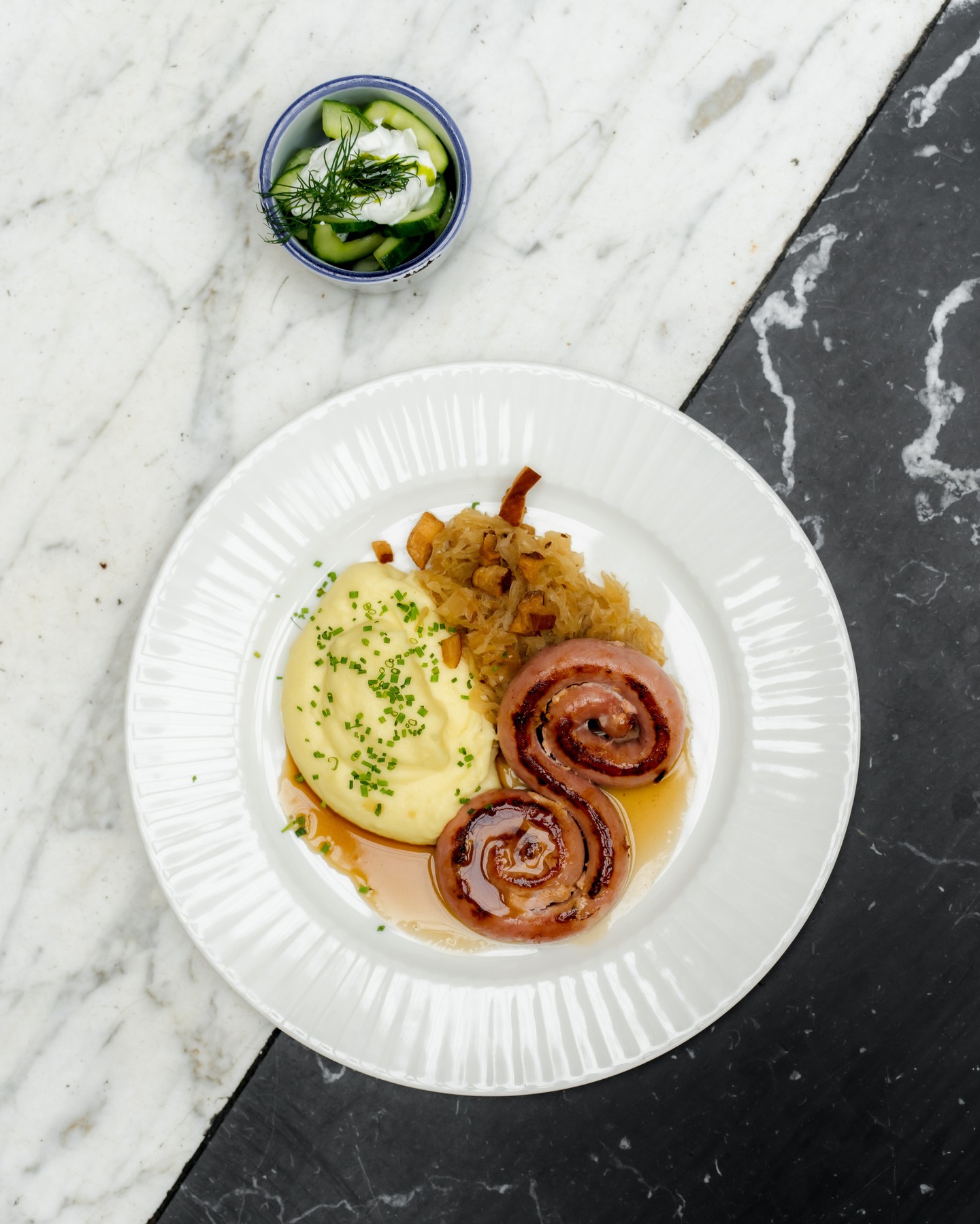Tento týden se na obědovém menu můžete těšit na:
🍲 Polévky: Kaštanové cappuccino | Cibulačka
🍖 Hlavní chody: Trhaná jelení kýta na grilovaném chlebu | Vinná klobása od řezníka Čejky | Francouzské brambory
🌱 Vegetariánská jídla: Jáhlové koláčky s mozzarelou a špenátem | Hlíva ústřičná a la créme
🍮 Dezert: Švarcvald ve skle
🕰️ Menu se podává každý všední den od 11:30 do 14:30.
Udělejte si pauzu na oběd a užijte si skvělá jídla z naší kuchyně!
#polednimenu